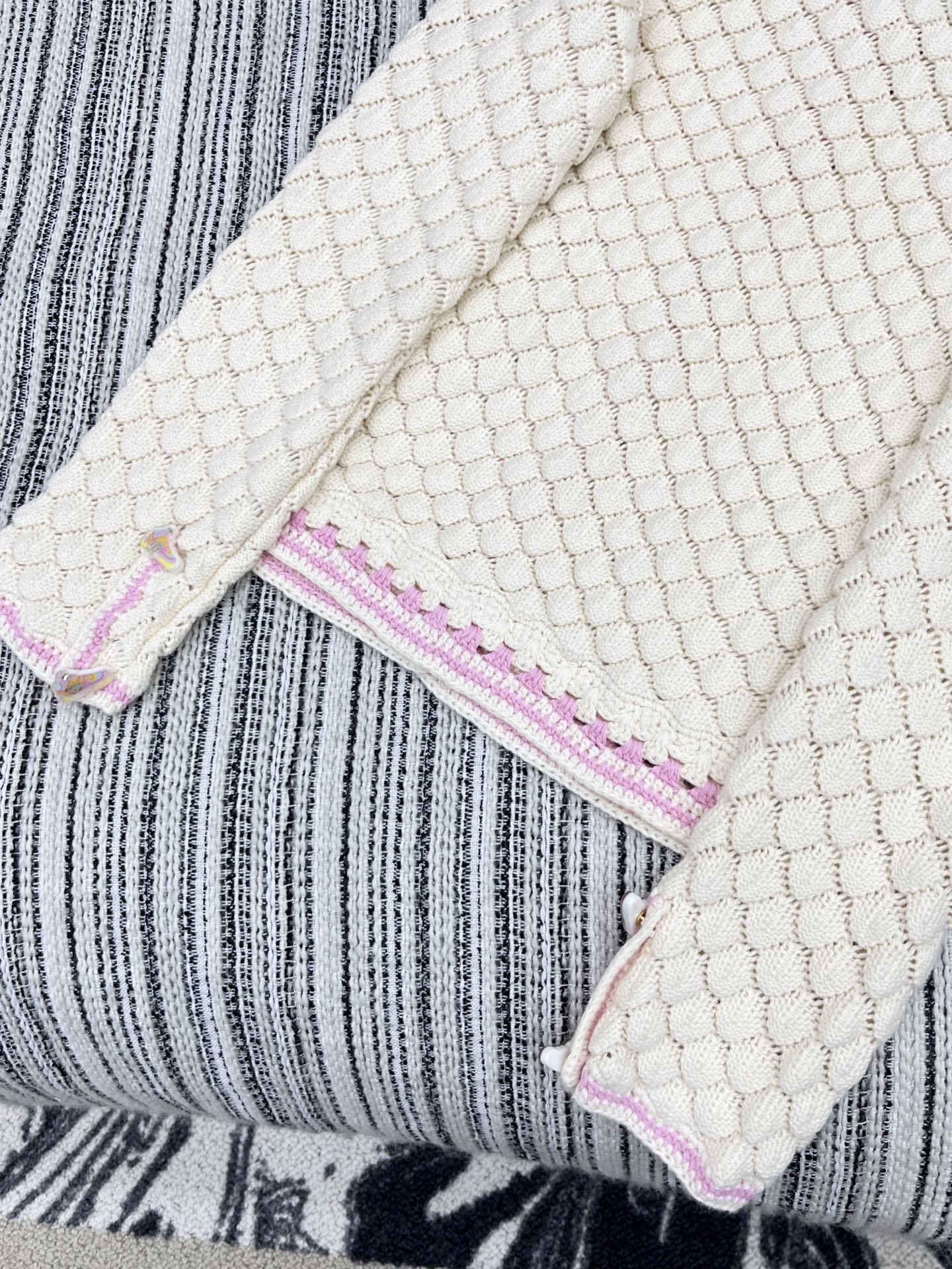 🛒𝐍𝐄𝐖 · 𝟐𝟎𝟐5/爆款现货原单品质 Chan*｜25中古系列重工钩花圆领外套独家订制纱线，设计高级