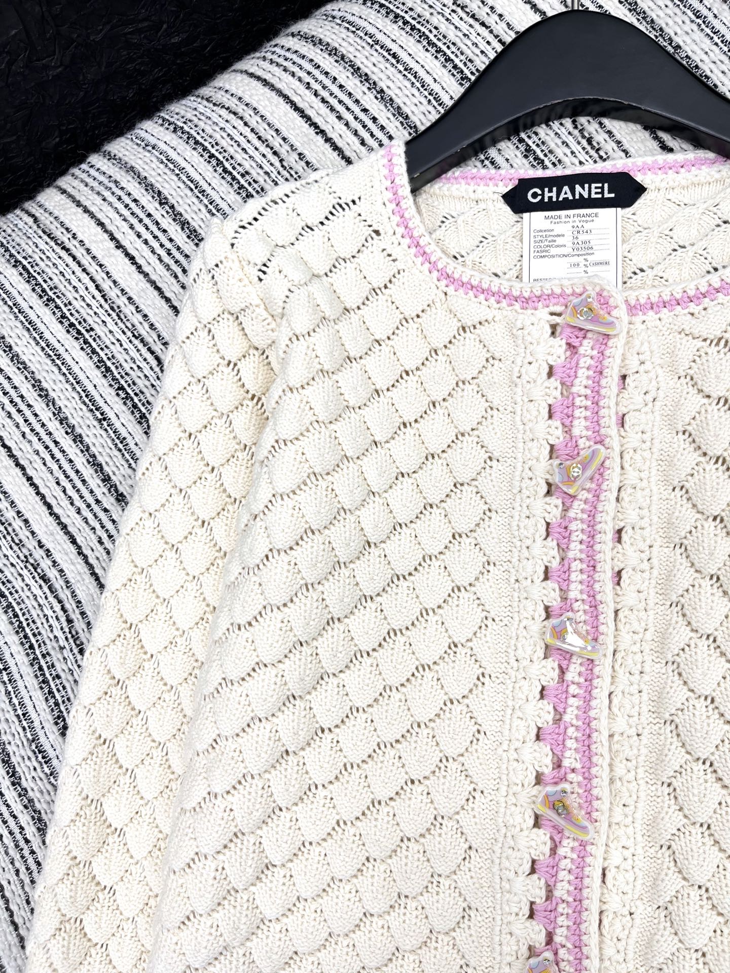 🛒𝐍𝐄𝐖 · 𝟐𝟎𝟐5/爆款现货原单品质 Chan*｜25中古系列重工钩花圆领外套独家订制纱线，设计高级