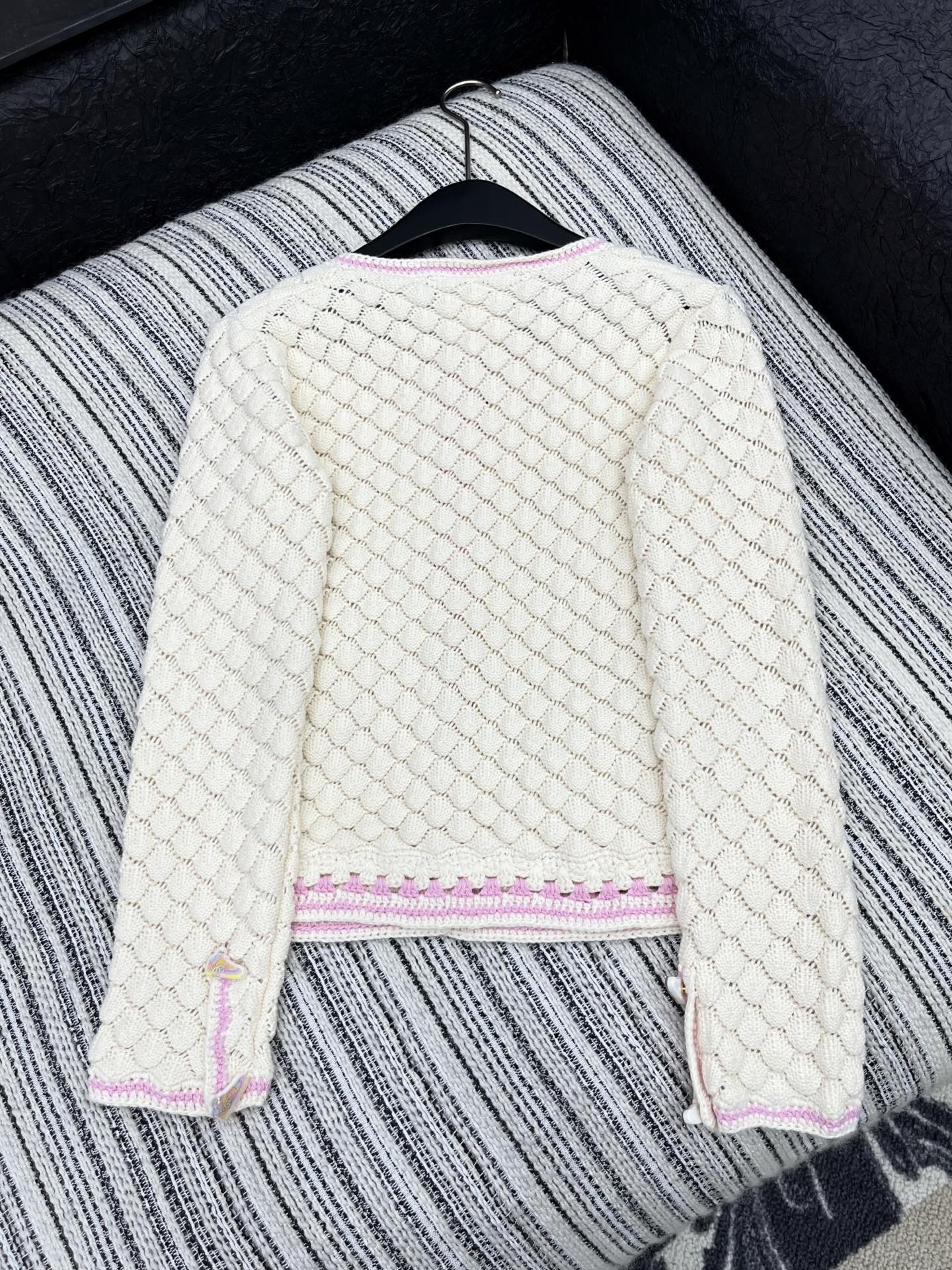 🛒𝐍𝐄𝐖 · 𝟐𝟎𝟐5/爆款现货原单品质 Chan*｜25中古系列重工钩花圆领外套独家订制纱线，设计高级