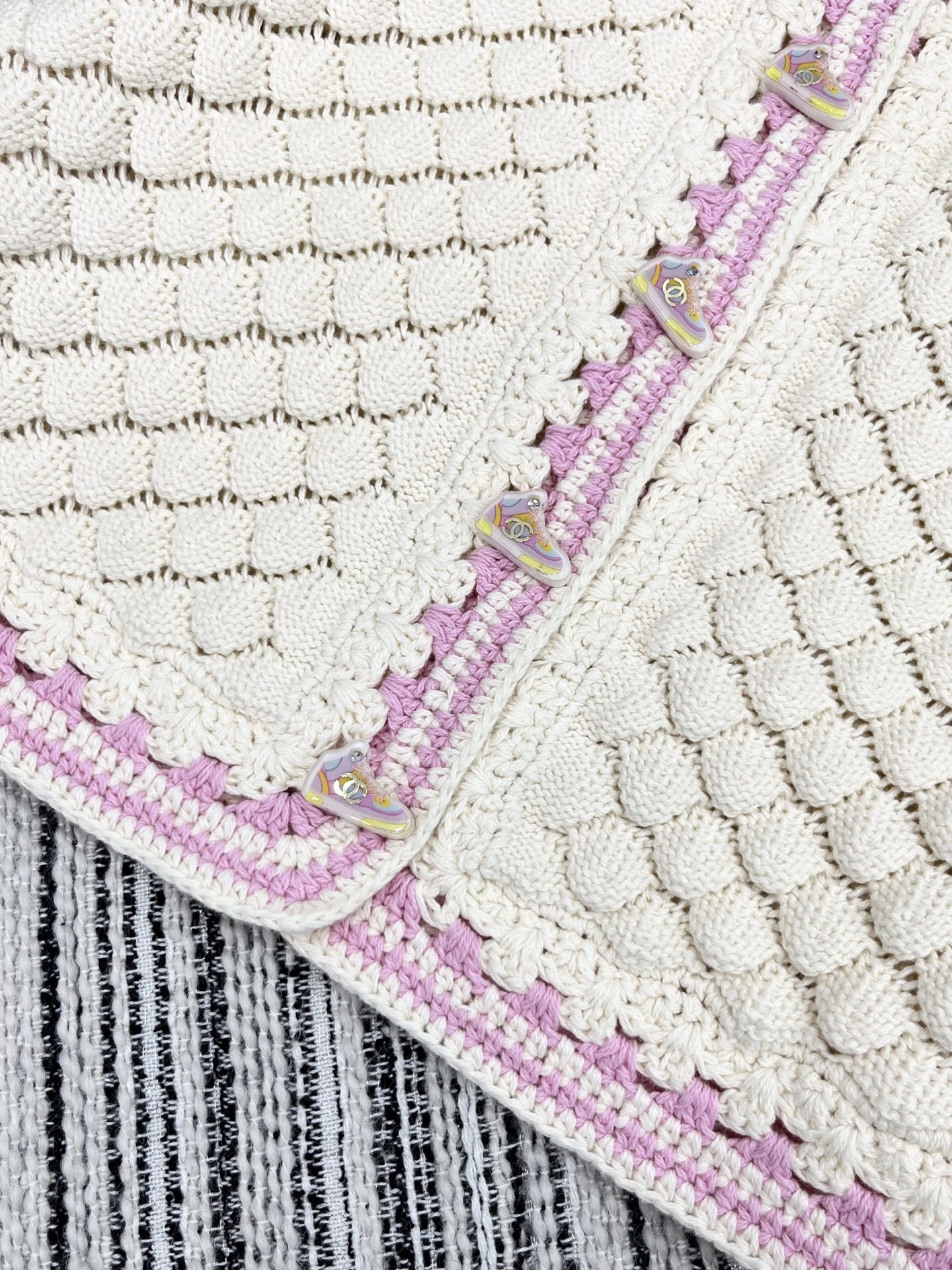 🛒𝐍𝐄𝐖 · 𝟐𝟎𝟐5/爆款现货原单品质 Chan*｜25中古系列重工钩花圆领外套独家订制纱线，设计高级