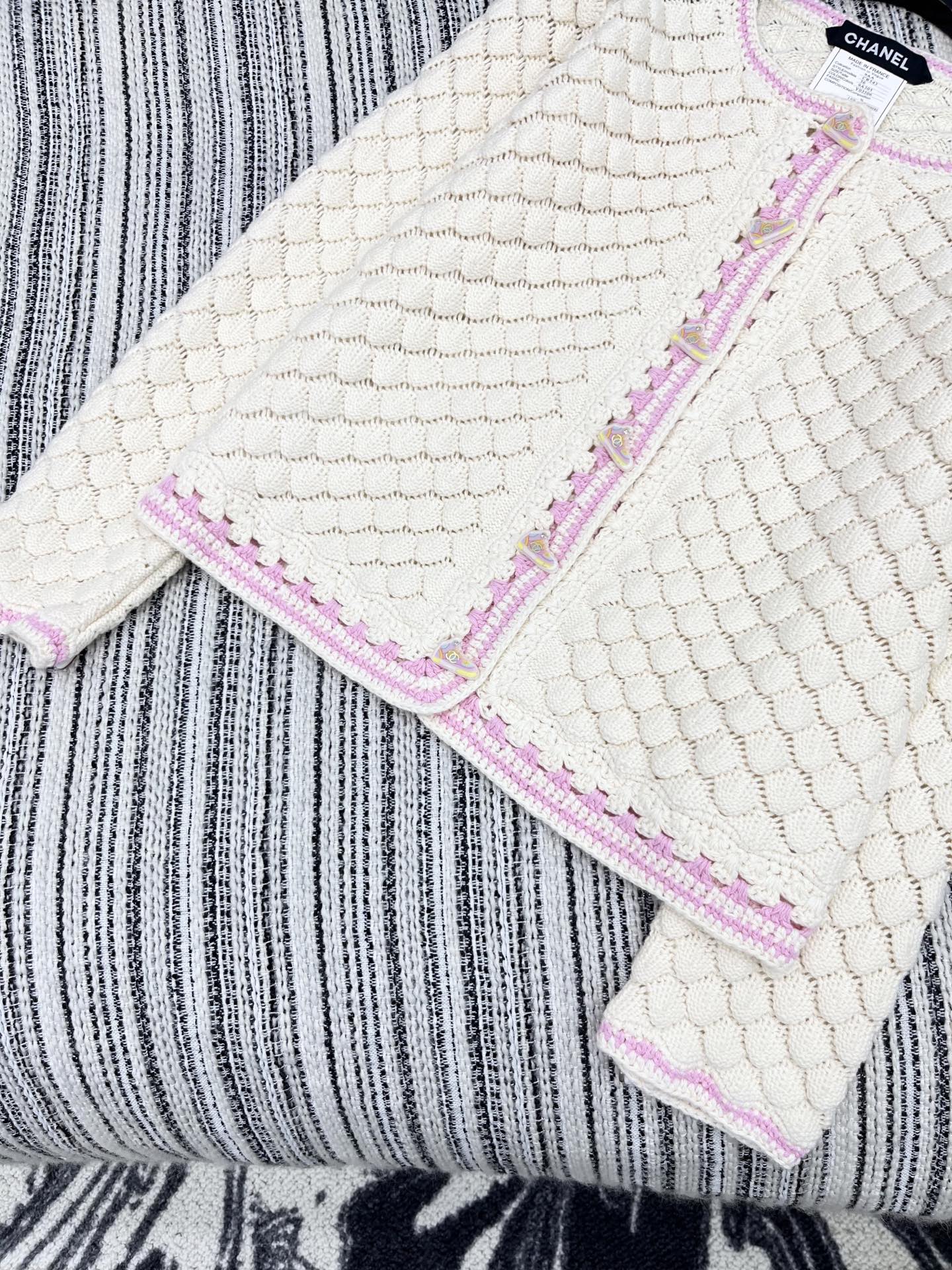 🛒𝐍𝐄𝐖 · 𝟐𝟎𝟐5/爆款现货原单品质 Chan*｜25中古系列重工钩花圆领外套独家订制纱线，设计高级