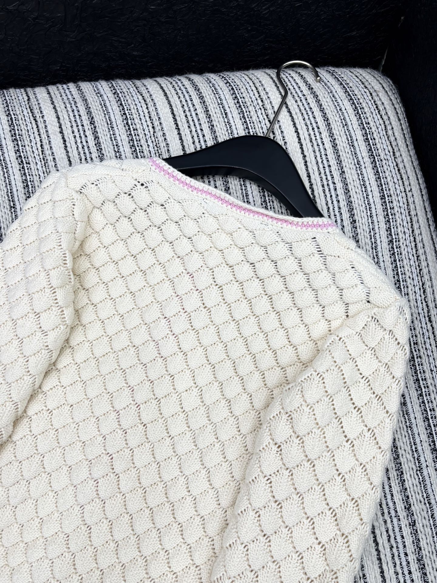 🛒𝐍𝐄𝐖 · 𝟐𝟎𝟐5/爆款现货原单品质 Chan*｜25中古系列重工钩花圆领外套独家订制纱线，设计高级