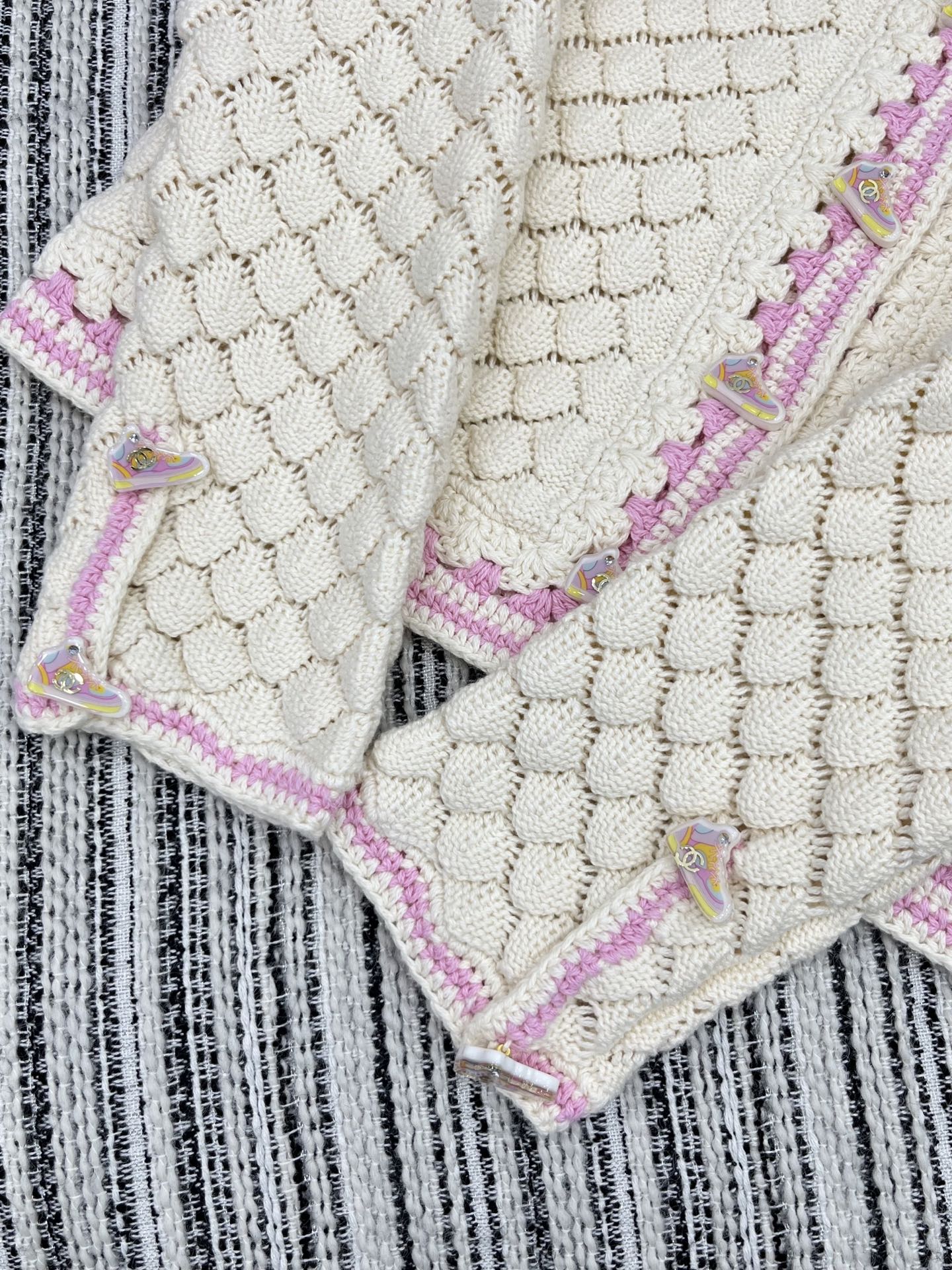 🛒𝐍𝐄𝐖 · 𝟐𝟎𝟐5/爆款现货原单品质 Chan*｜25中古系列重工钩花圆领外套独家订制纱线，设计高级