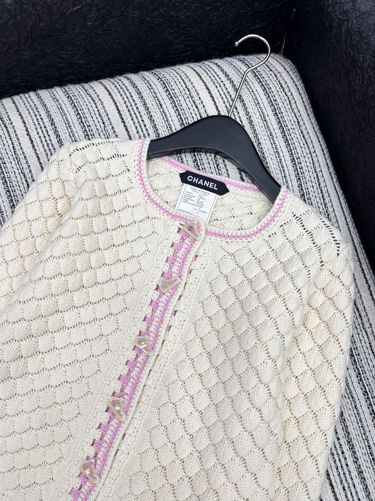 🛒𝐍𝐄𝐖 · 𝟐𝟎𝟐5/爆款现货原单品质 Chan*｜25中古系列重工钩花圆领外套独家订制纱线，设计高级