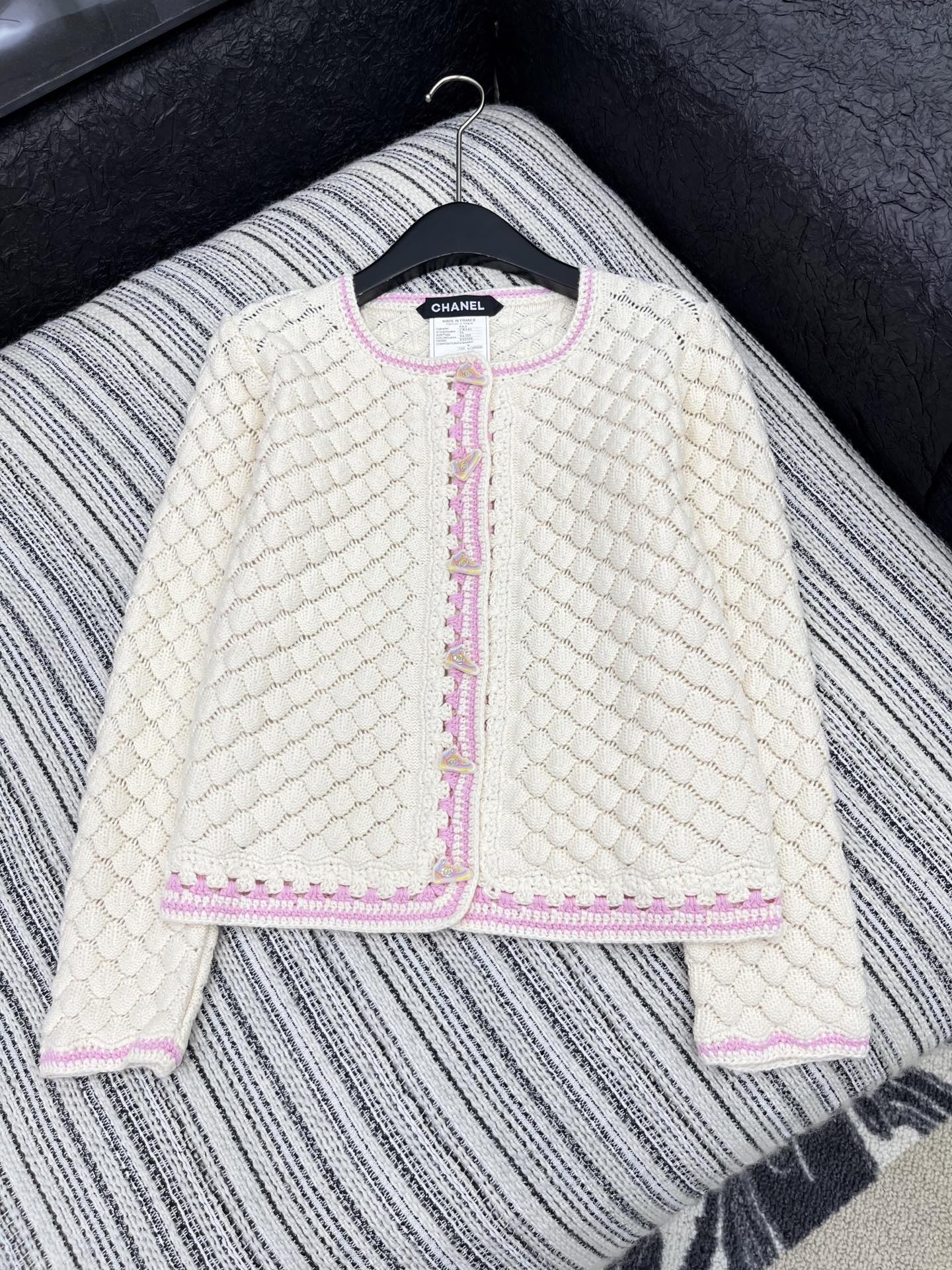 🛒𝐍𝐄𝐖 · 𝟐𝟎𝟐5/爆款现货原单品质 Chan*｜25中古系列重工钩花圆领外套独家订制纱线，设计高级