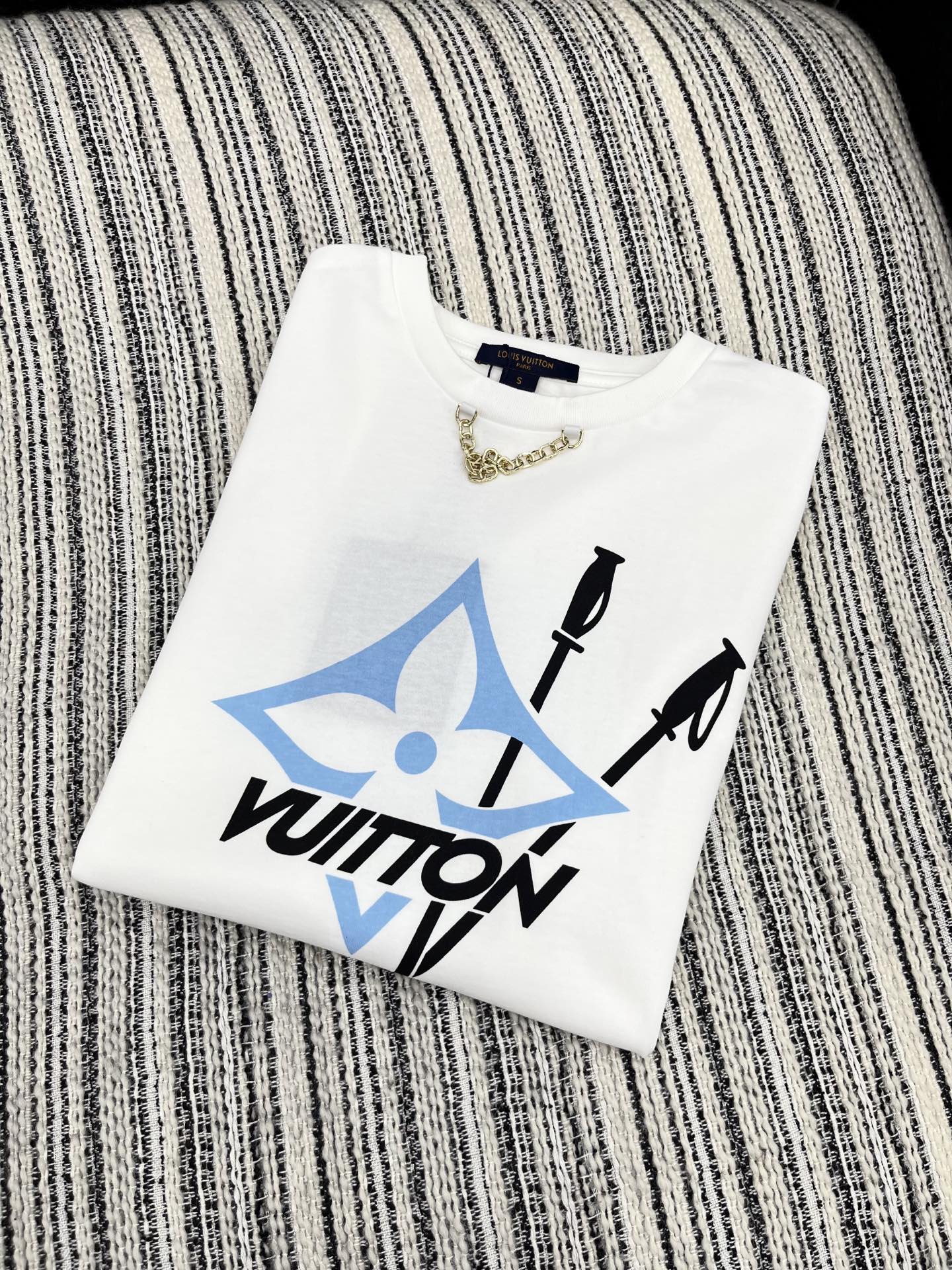 🛒𝐍𝐄𝐖 · 𝟐𝟎𝟐5/爆款现货【原版定制】Lv*｜25新品撞色印花短袖T恤精致版型上身巨显瘦！定制最新