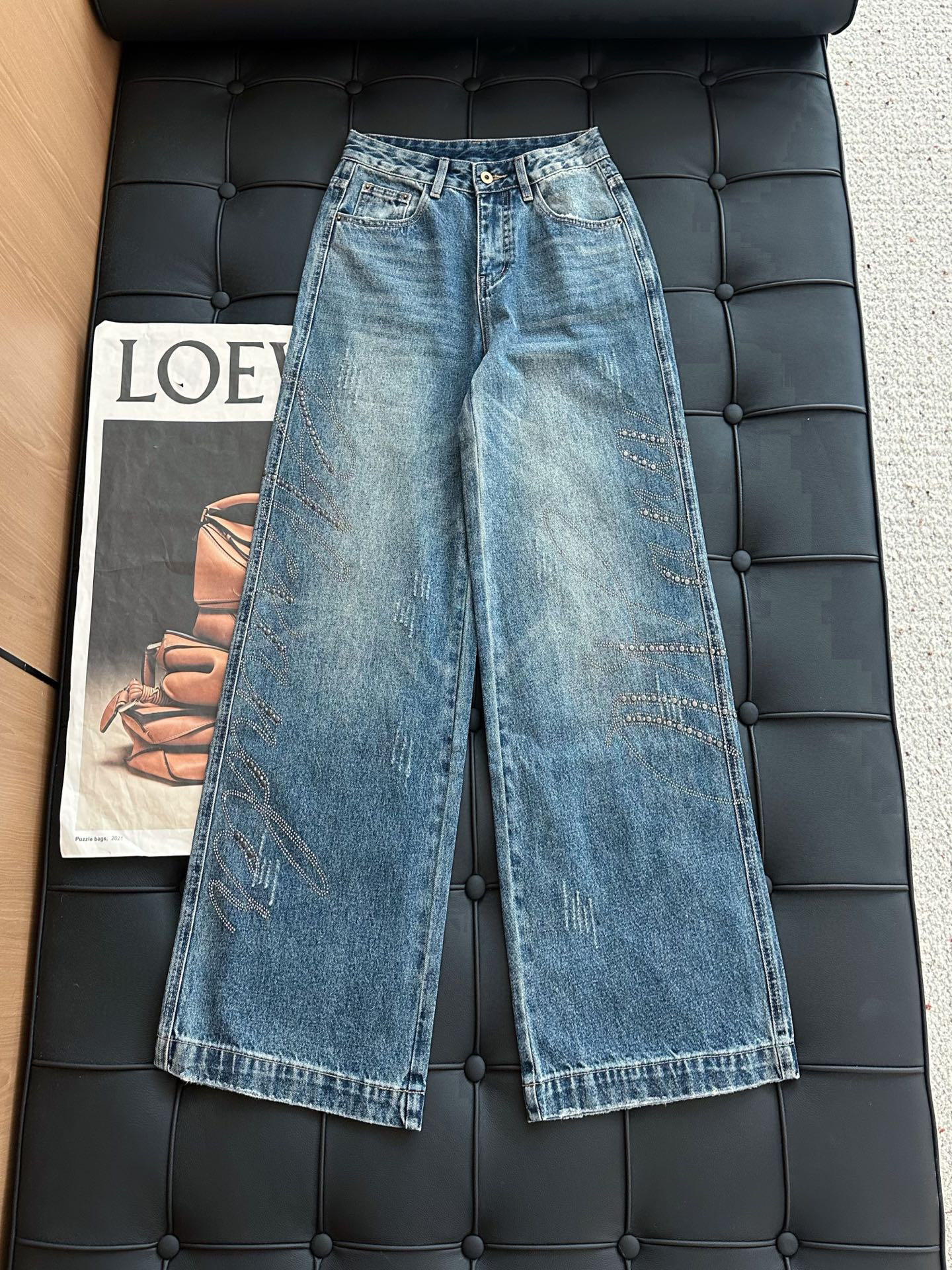 🛒𝐍𝐄𝐖 · 𝟐𝟎𝟐5/爆款现货设计师 原创｜女神同款烫钻渐变色牛仔裤 这款牛仔裤选用优质面料，工艺洗水