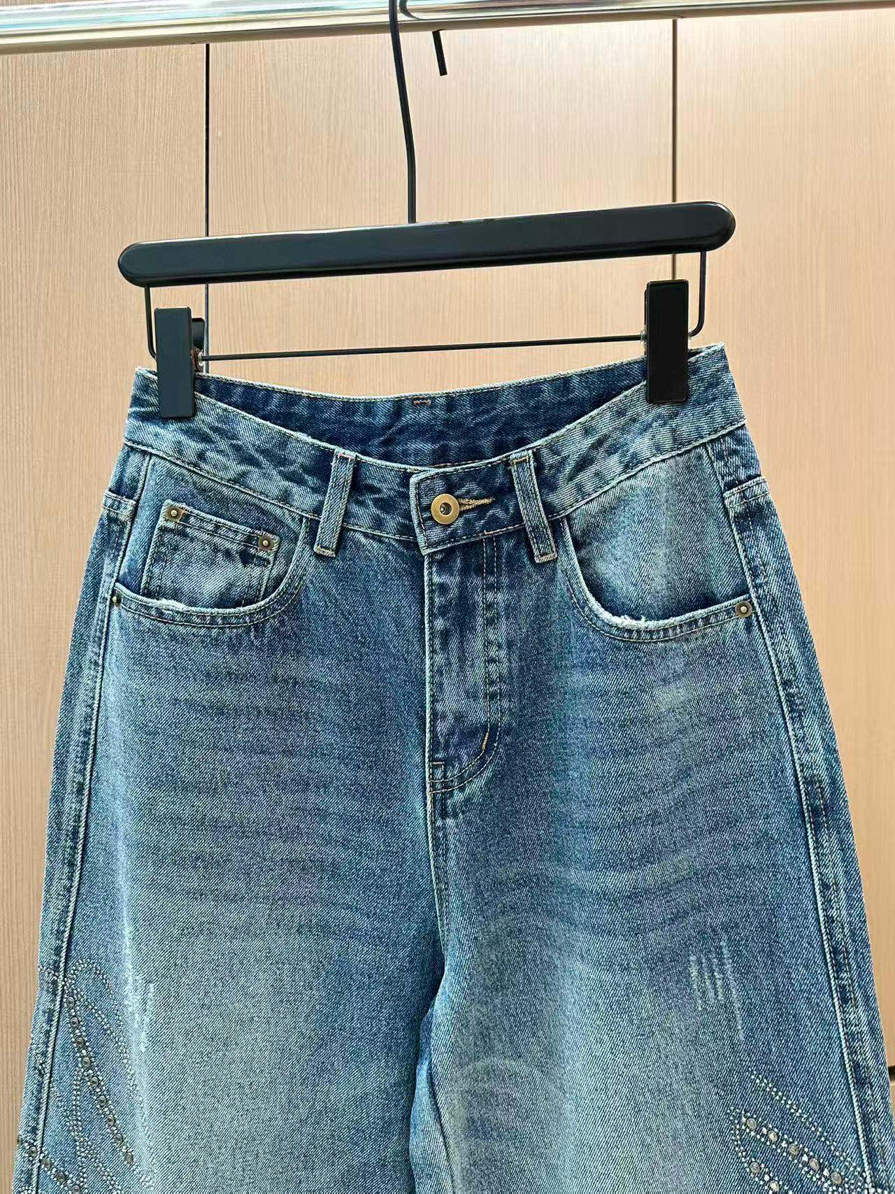 🛒𝐍𝐄𝐖 · 𝟐𝟎𝟐5/爆款现货设计师 原创｜女神同款烫钻渐变色牛仔裤 这款牛仔裤选用优质面料，工艺洗水