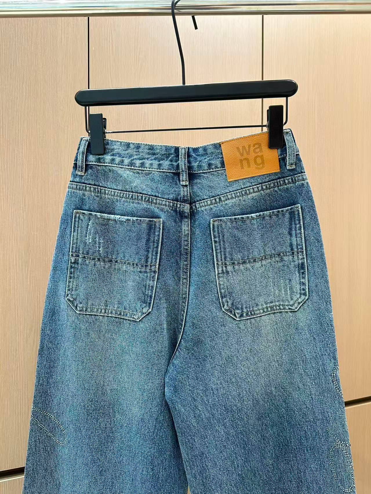 🛒𝐍𝐄𝐖 · 𝟐𝟎𝟐5/爆款现货设计师 原创｜女神同款烫钻渐变色牛仔裤 这款牛仔裤选用优质面料，工艺洗水