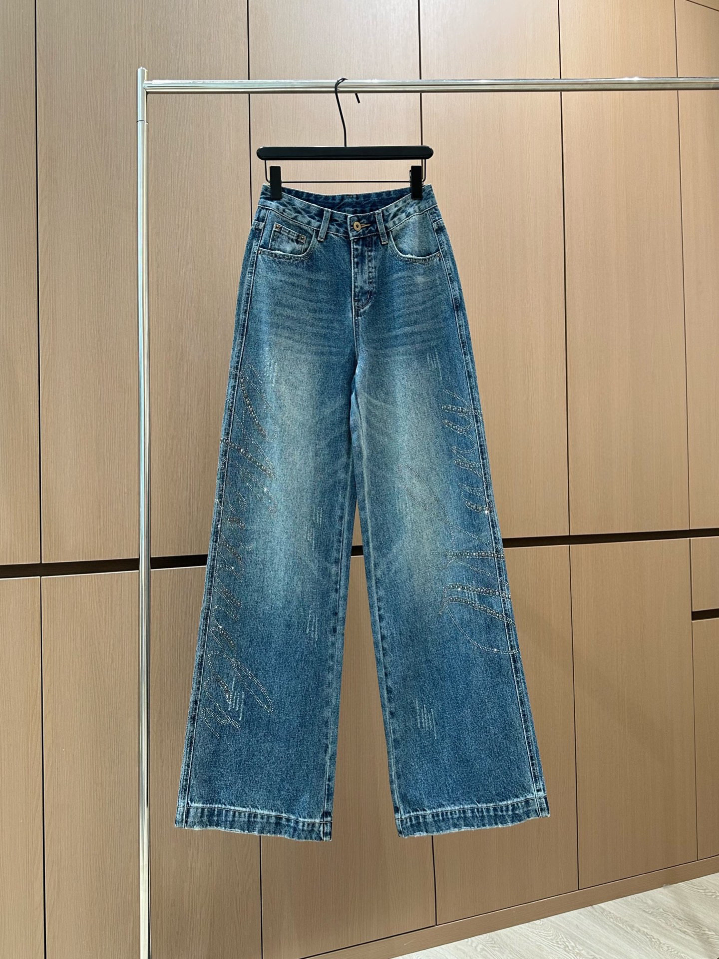 🛒𝐍𝐄𝐖 · 𝟐𝟎𝟐5/爆款现货设计师 原创｜女神同款烫钻渐变色牛仔裤 这款牛仔裤选用优质面料，工艺洗水