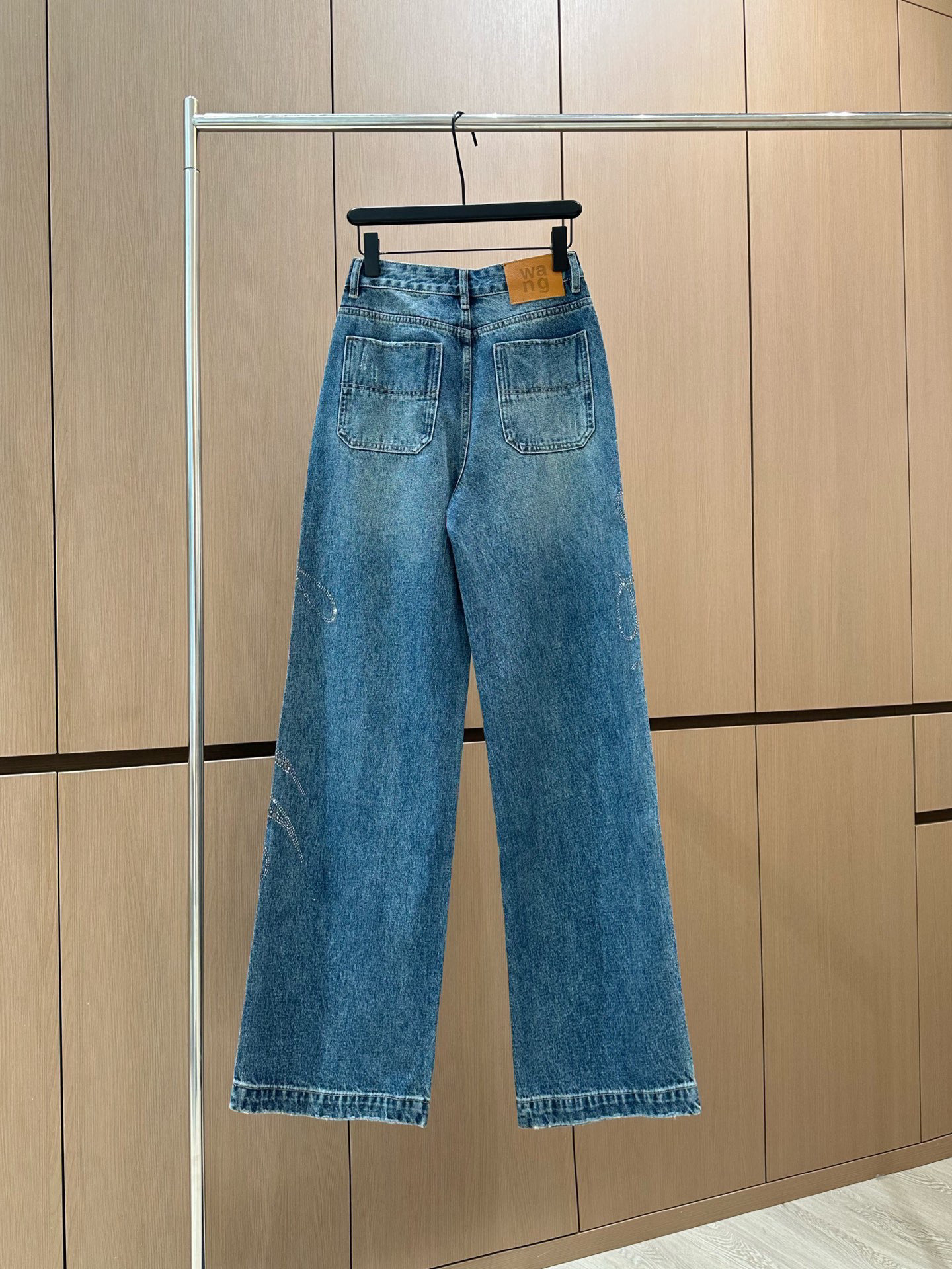 🛒𝐍𝐄𝐖 · 𝟐𝟎𝟐5/爆款现货设计师 原创｜女神同款烫钻渐变色牛仔裤 这款牛仔裤选用优质面料，工艺洗水