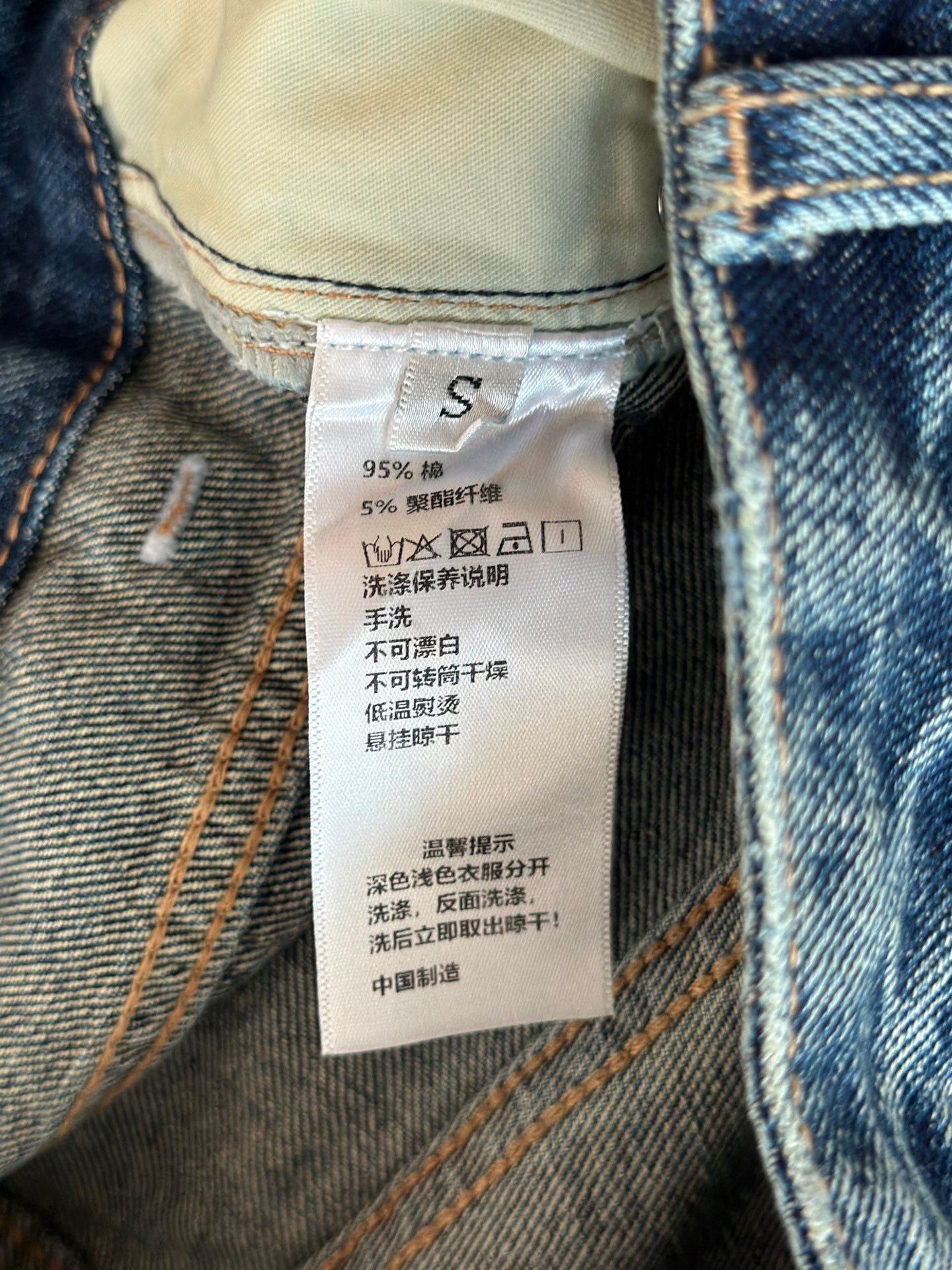 🛒𝐍𝐄𝐖 · 𝟐𝟎𝟐5/爆款现货设计师 原创｜女神同款烫钻渐变色牛仔裤 这款牛仔裤选用优质面料，工艺洗水