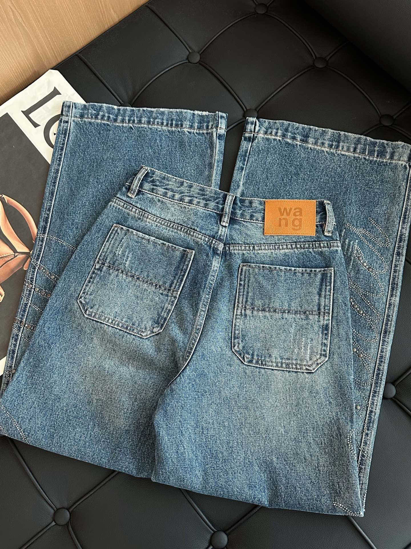 🛒𝐍𝐄𝐖 · 𝟐𝟎𝟐5/爆款现货设计师 原创｜女神同款烫钻渐变色牛仔裤 这款牛仔裤选用优质面料，工艺洗水