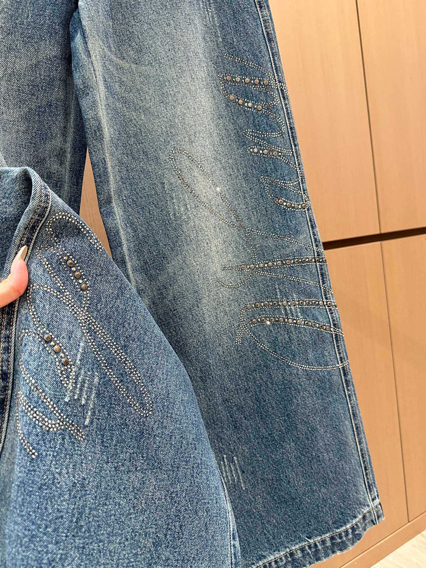 🛒𝐍𝐄𝐖 · 𝟐𝟎𝟐5/爆款现货设计师 原创｜女神同款烫钻渐变色牛仔裤 这款牛仔裤选用优质面料，工艺洗水