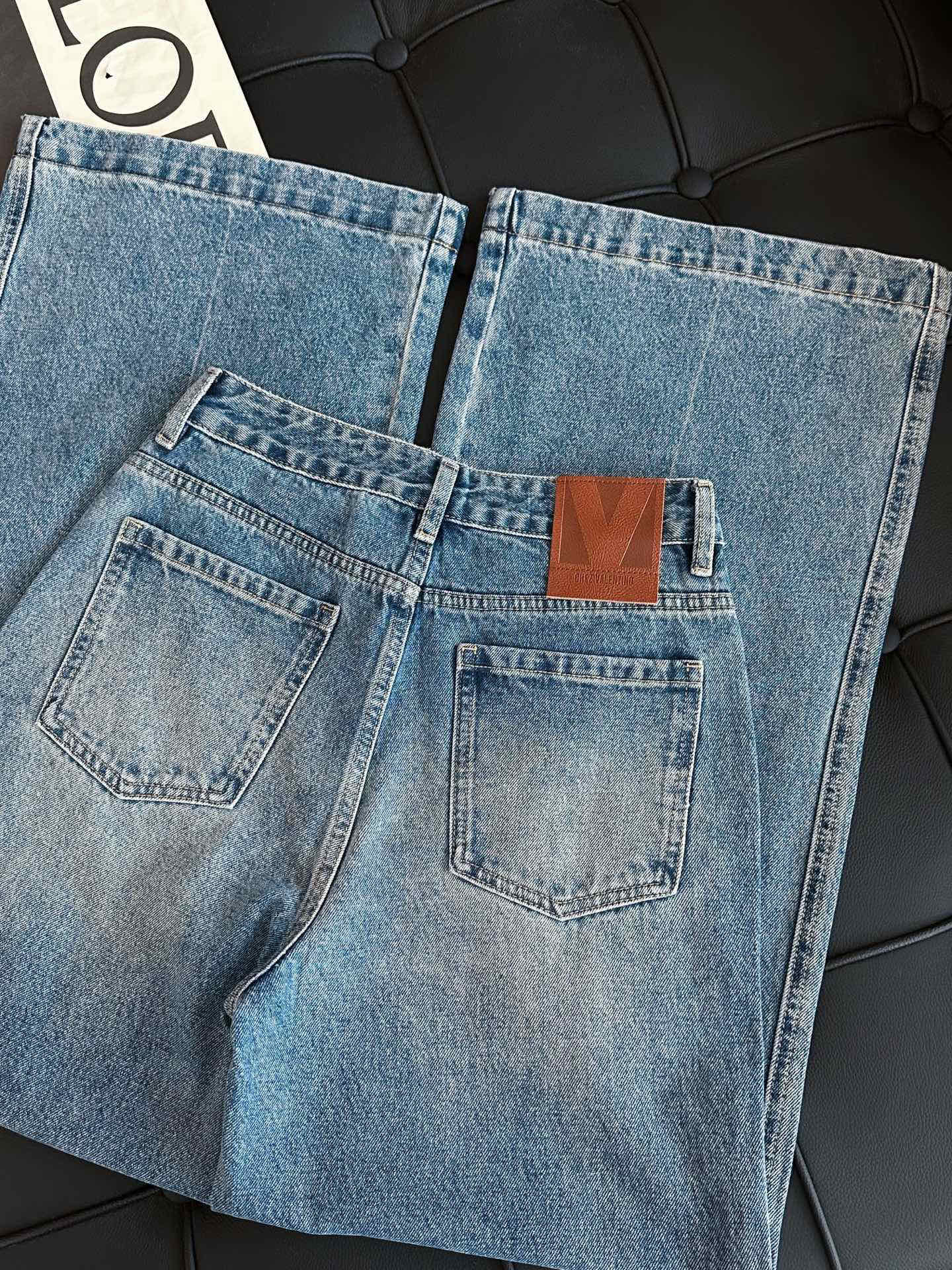 🛒𝐍𝐄𝐖 · 𝟐𝟎𝟐5/爆款现货设计师 原创｜女神同款金属V标牛仔裤 这款牛仔裤选用优质面料，工艺洗水，