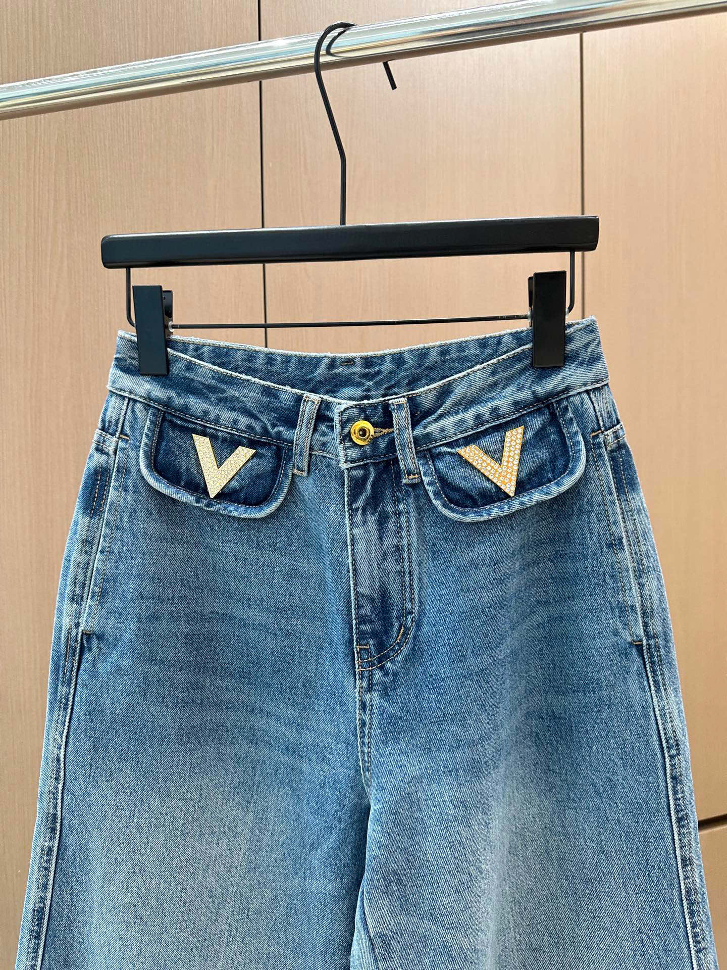 🛒𝐍𝐄𝐖 · 𝟐𝟎𝟐5/爆款现货设计师 原创｜女神同款金属V标牛仔裤 这款牛仔裤选用优质面料，工艺洗水，