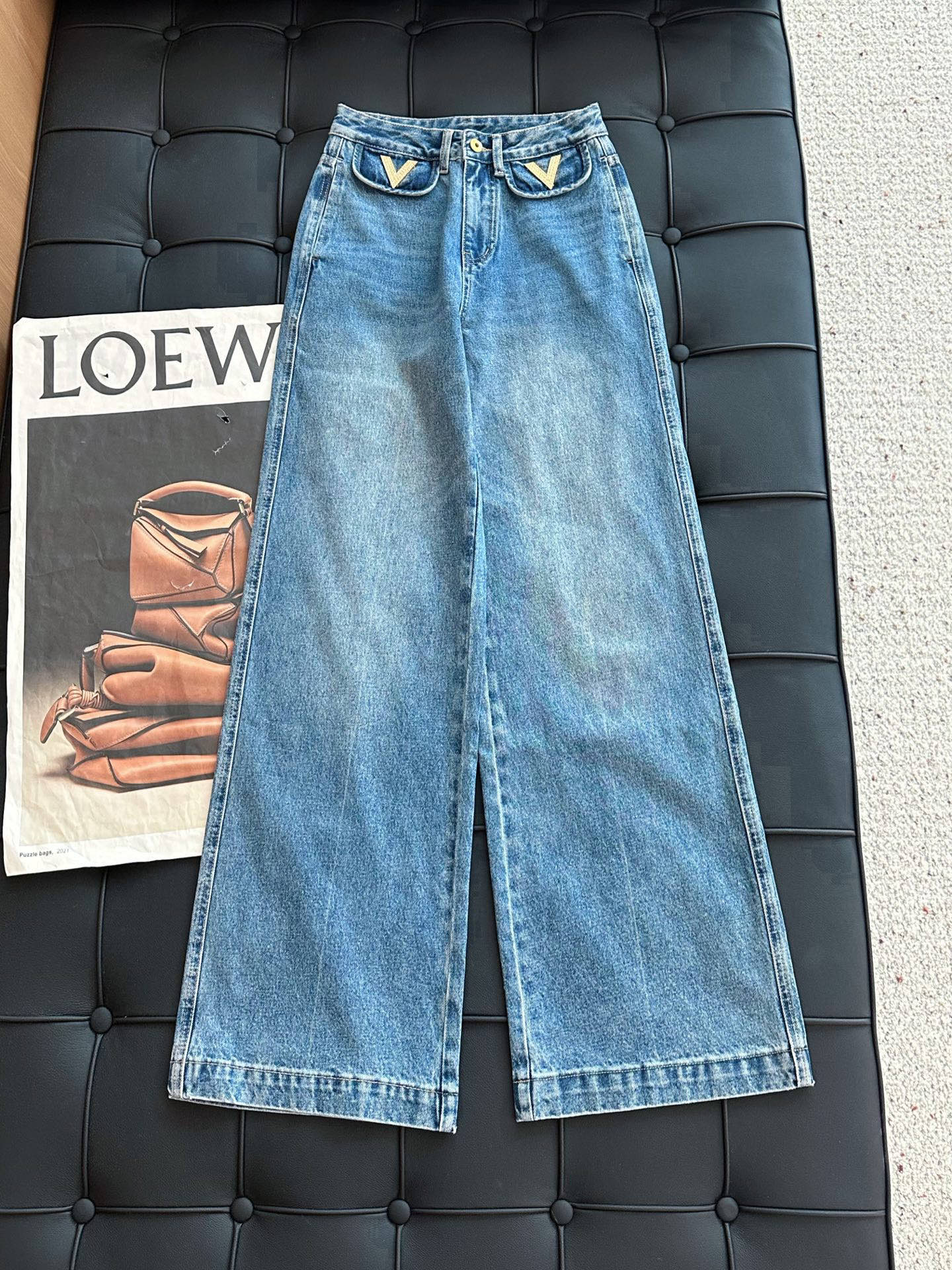 🛒𝐍𝐄𝐖 · 𝟐𝟎𝟐5/爆款现货设计师 原创｜女神同款金属V标牛仔裤 这款牛仔裤选用优质面料，工艺洗水，