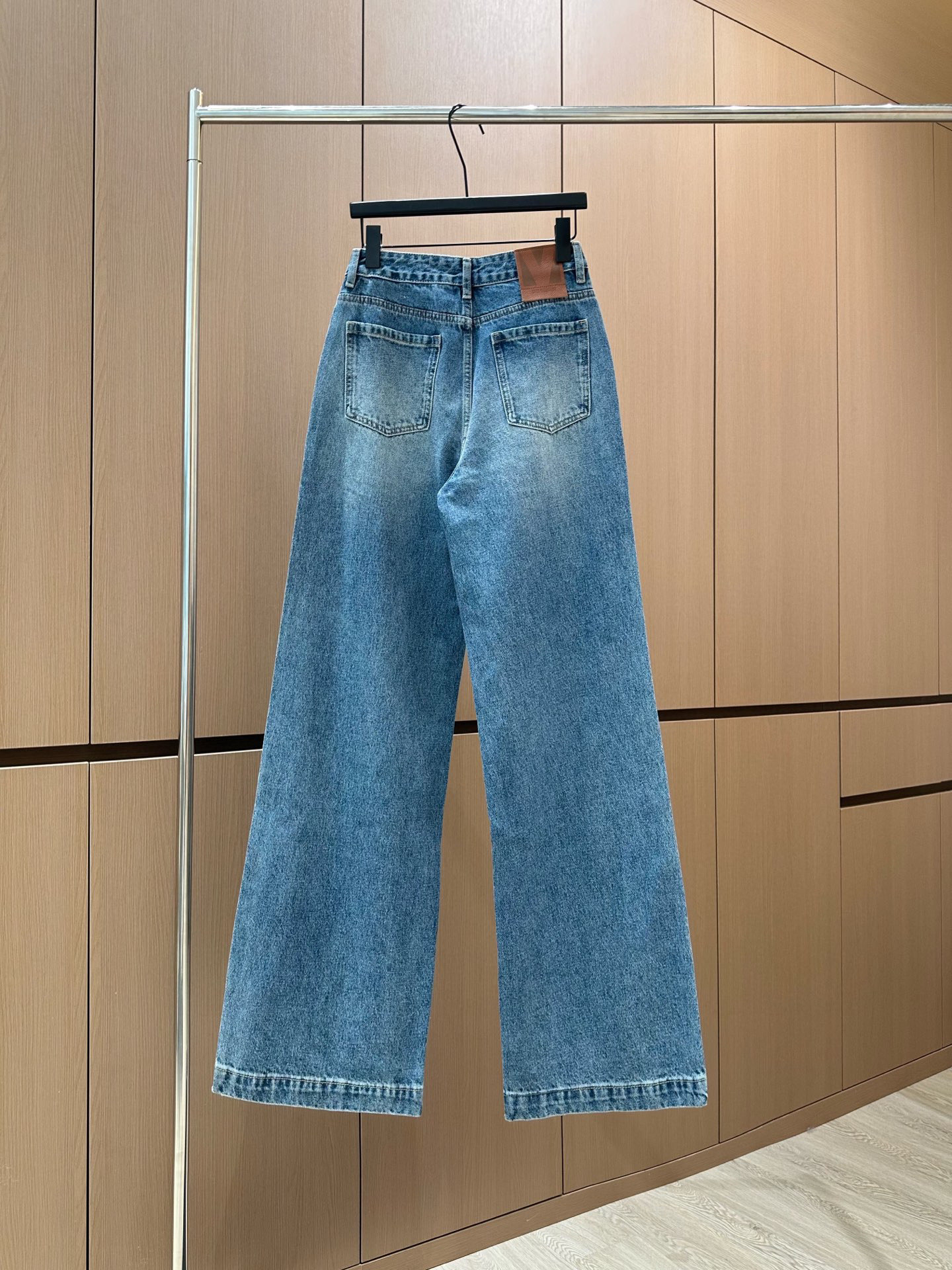 🛒𝐍𝐄𝐖 · 𝟐𝟎𝟐5/爆款现货设计师 原创｜女神同款金属V标牛仔裤 这款牛仔裤选用优质面料，工艺洗水，