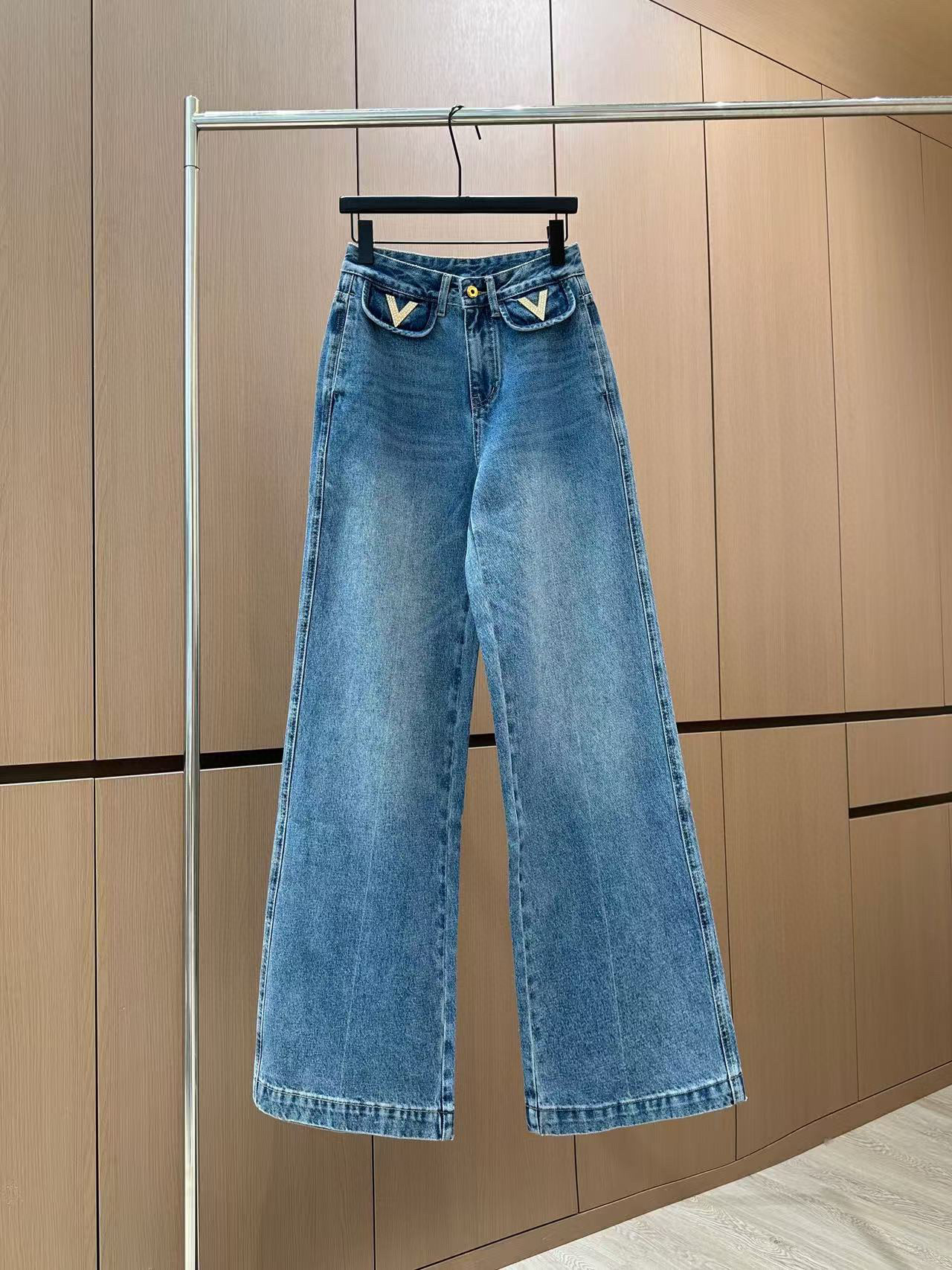 🛒𝐍𝐄𝐖 · 𝟐𝟎𝟐5/爆款现货设计师 原创｜女神同款金属V标牛仔裤 这款牛仔裤选用优质面料，工艺洗水，