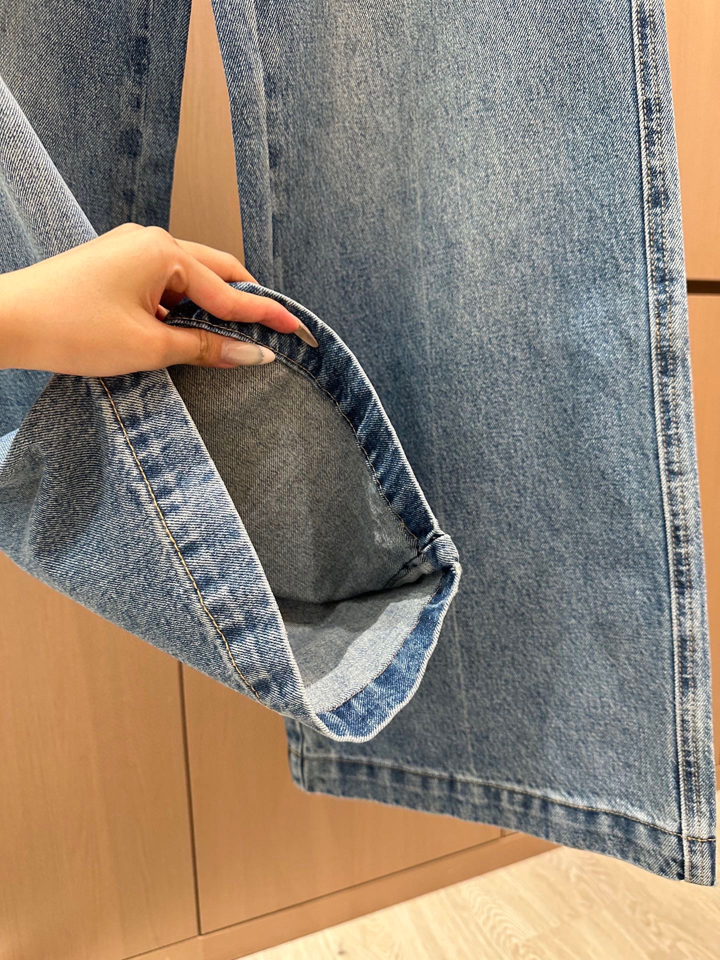 🛒𝐍𝐄𝐖 · 𝟐𝟎𝟐5/爆款现货设计师 原创｜女神同款金属V标牛仔裤 这款牛仔裤选用优质面料，工艺洗水，