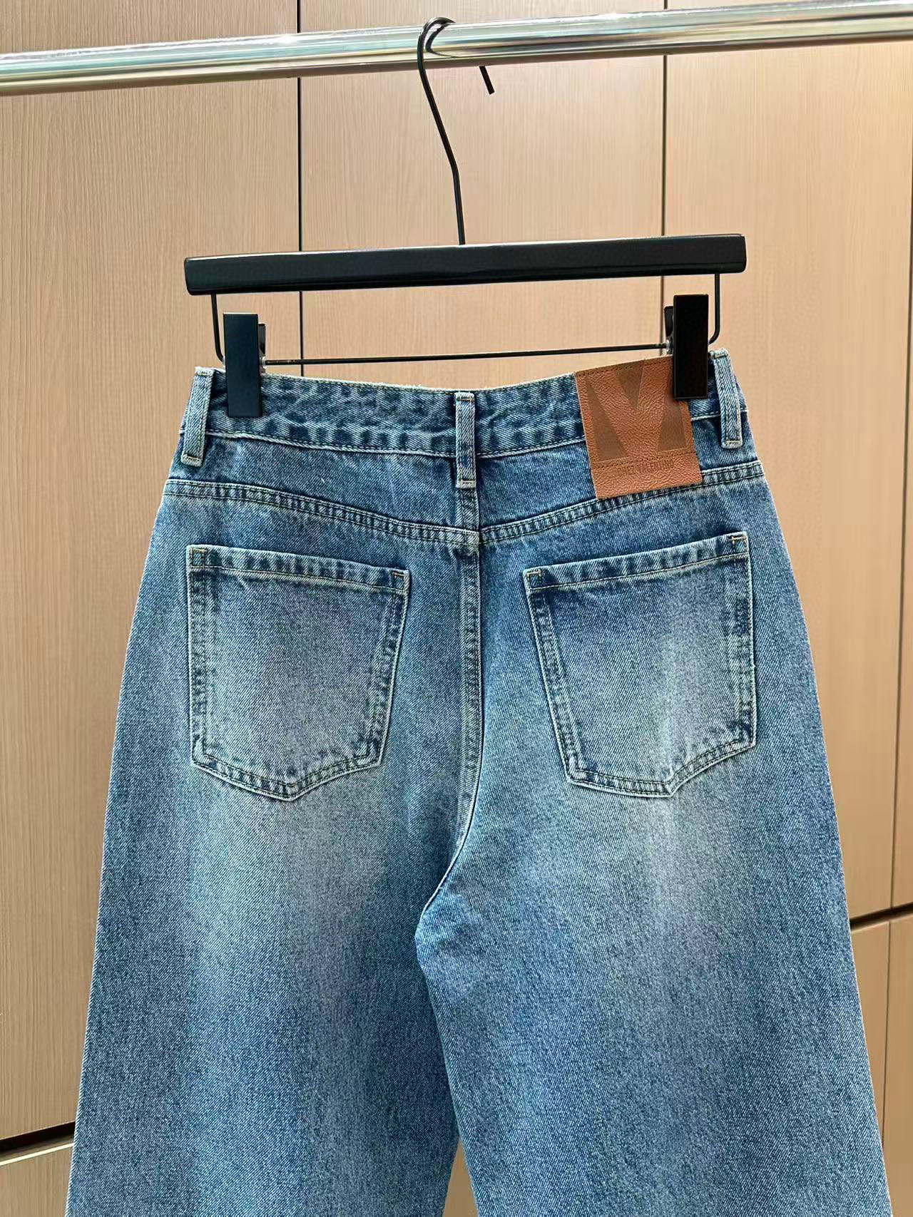 🛒𝐍𝐄𝐖 · 𝟐𝟎𝟐5/爆款现货设计师 原创｜女神同款金属V标牛仔裤 这款牛仔裤选用优质面料，工艺洗水，