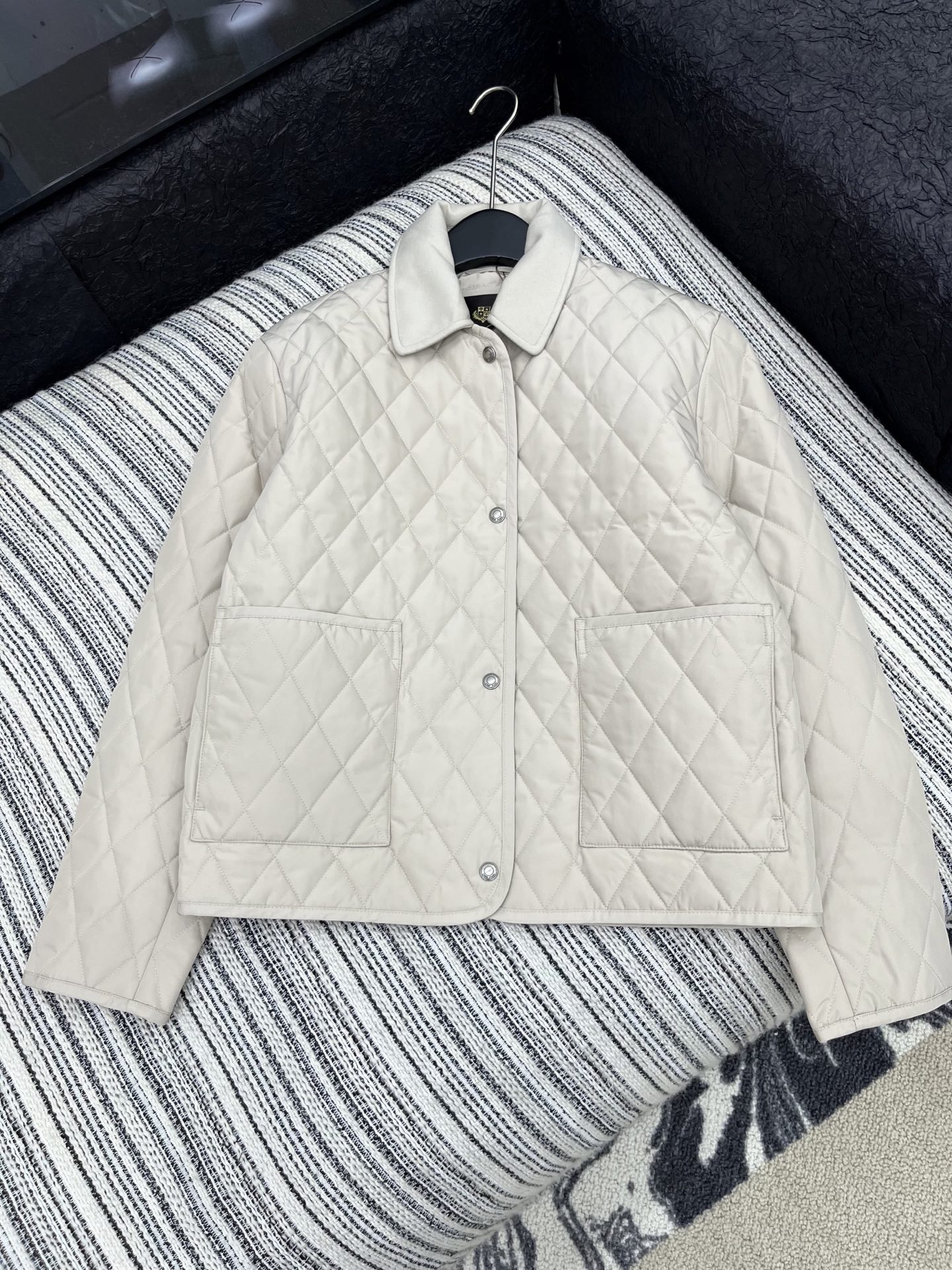 🛒𝐍𝐄𝐖 · 𝟐𝟎𝟐5/爆款现货原单品质 LP｜25秋冬专柜菱格夹棉棉服外套极简主义设计高级又时髦！双面