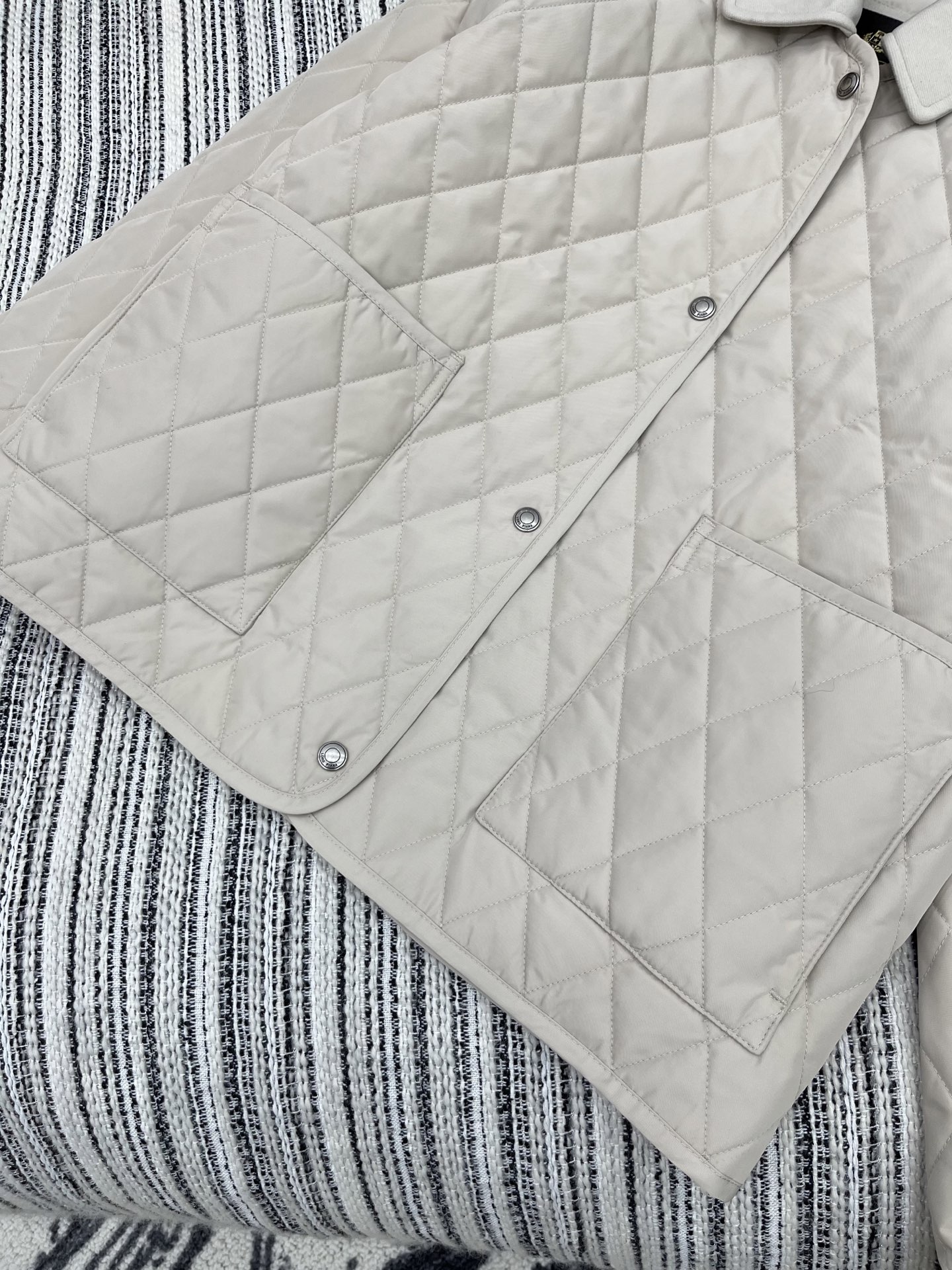 🛒𝐍𝐄𝐖 · 𝟐𝟎𝟐5/爆款现货原单品质 LP｜25秋冬专柜菱格夹棉棉服外套极简主义设计高级又时髦！双面