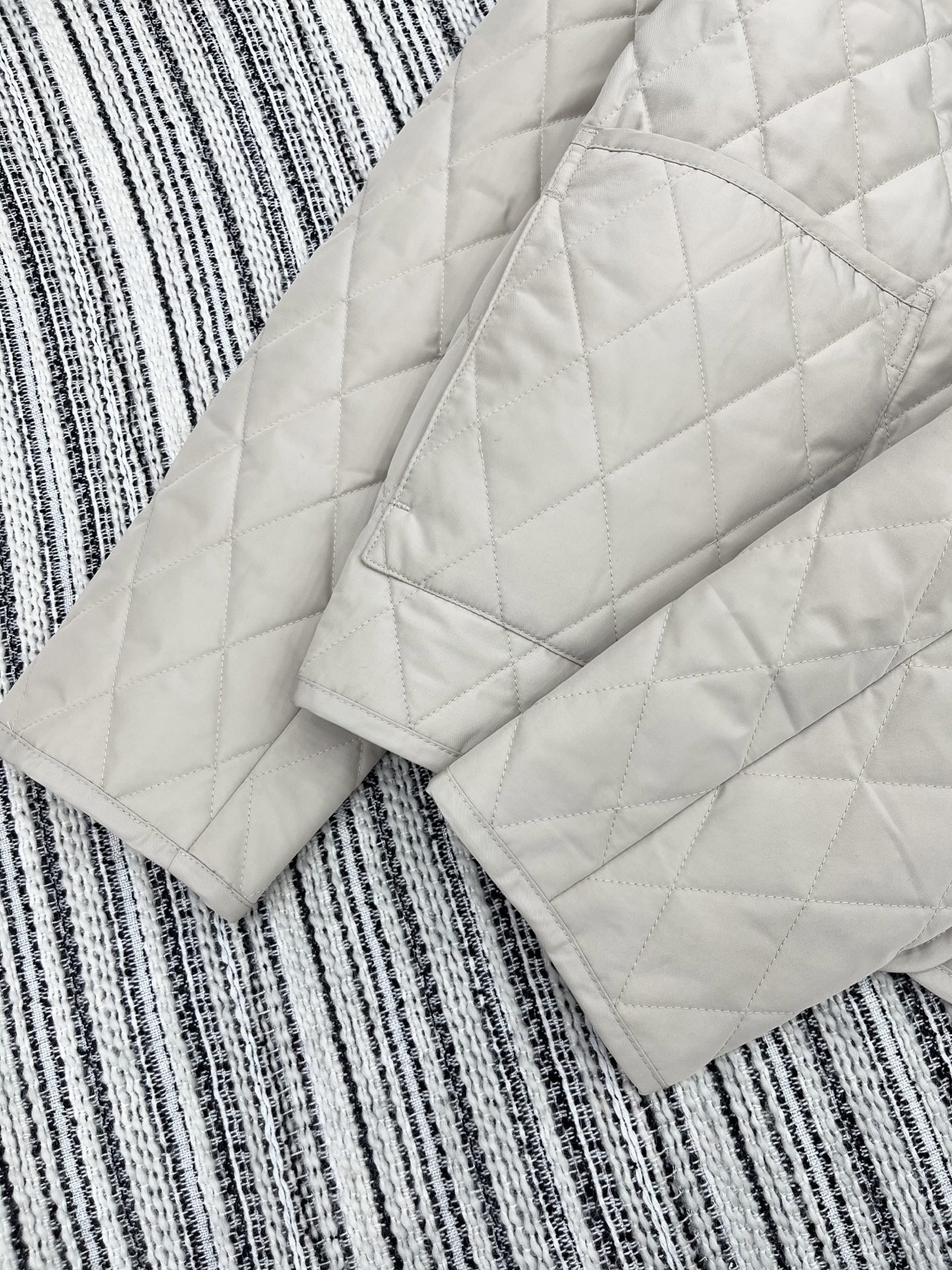 🛒𝐍𝐄𝐖 · 𝟐𝟎𝟐5/爆款现货原单品质 LP｜25秋冬专柜菱格夹棉棉服外套极简主义设计高级又时髦！双面