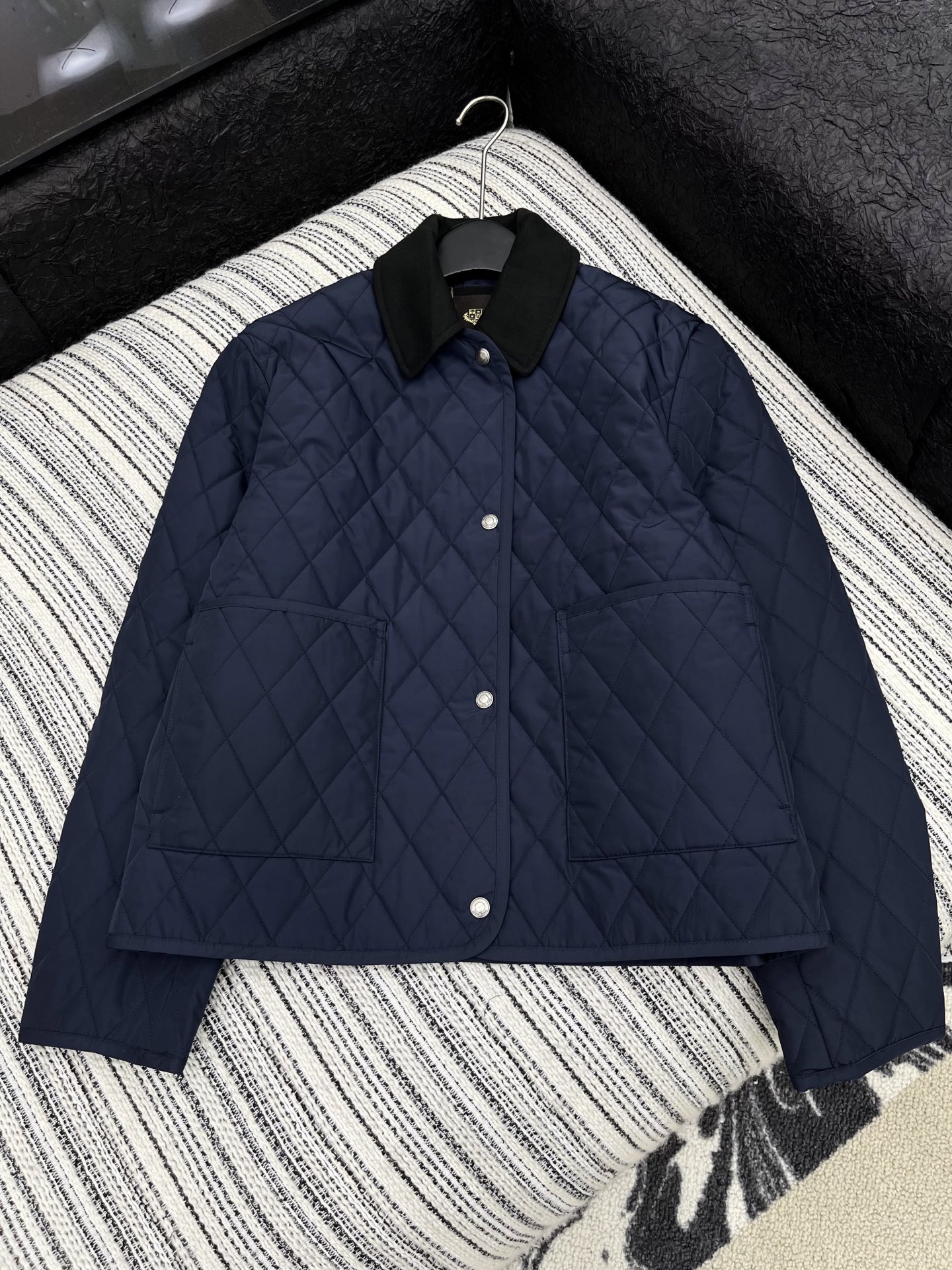 🛒𝐍𝐄𝐖 · 𝟐𝟎𝟐5/爆款现货原单品质 LP｜25秋冬专柜菱格夹棉棉服外套极简主义设计高级又时髦！双面