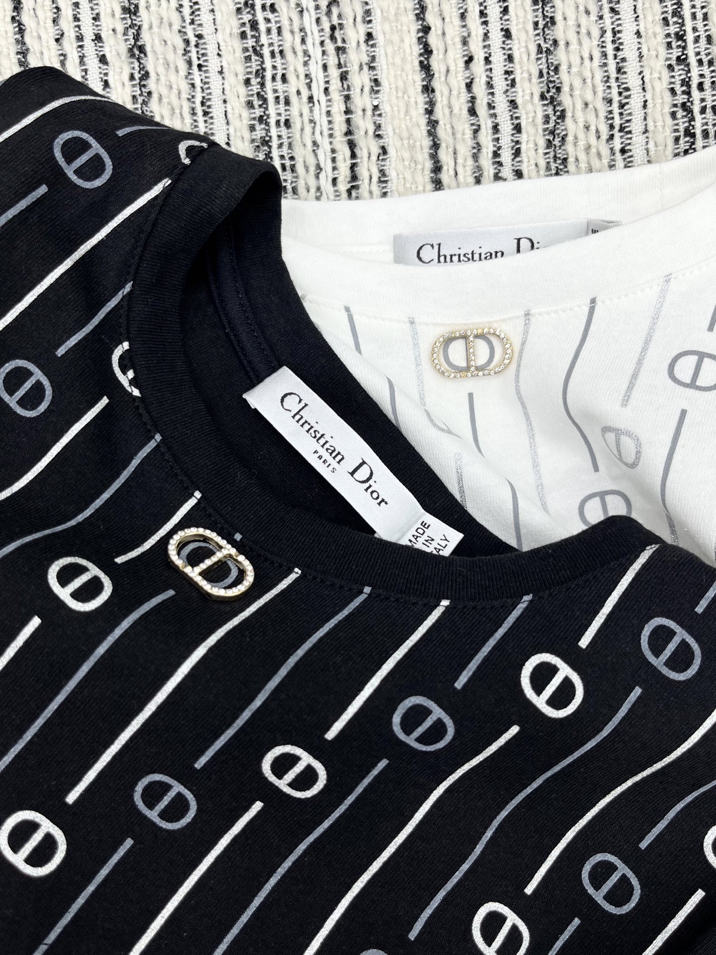 🛒𝐍𝐄𝐖 · 𝟐𝟎𝟐5/爆款现货原单品质 Dio*｜2025满印短袖T恤 上身的触感谁穿谁知道的舒服！精