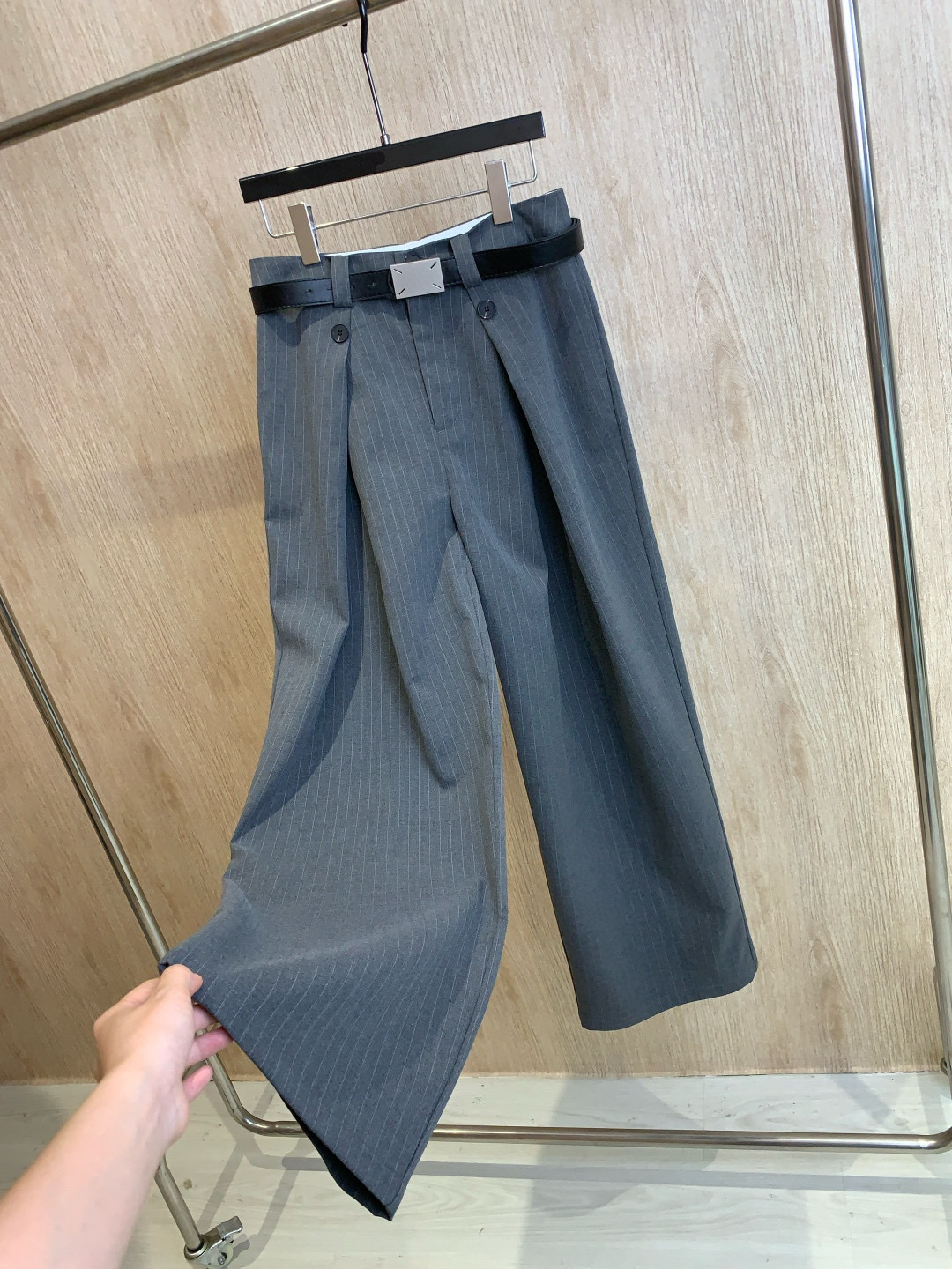 🛒𝐍𝐄𝐖 · 𝟐𝟎𝟐5/爆款现货原单品质 MM6｜纽扣斜跨休闲西裤高品质面料质感柔软细腻舒适气质百搭有型