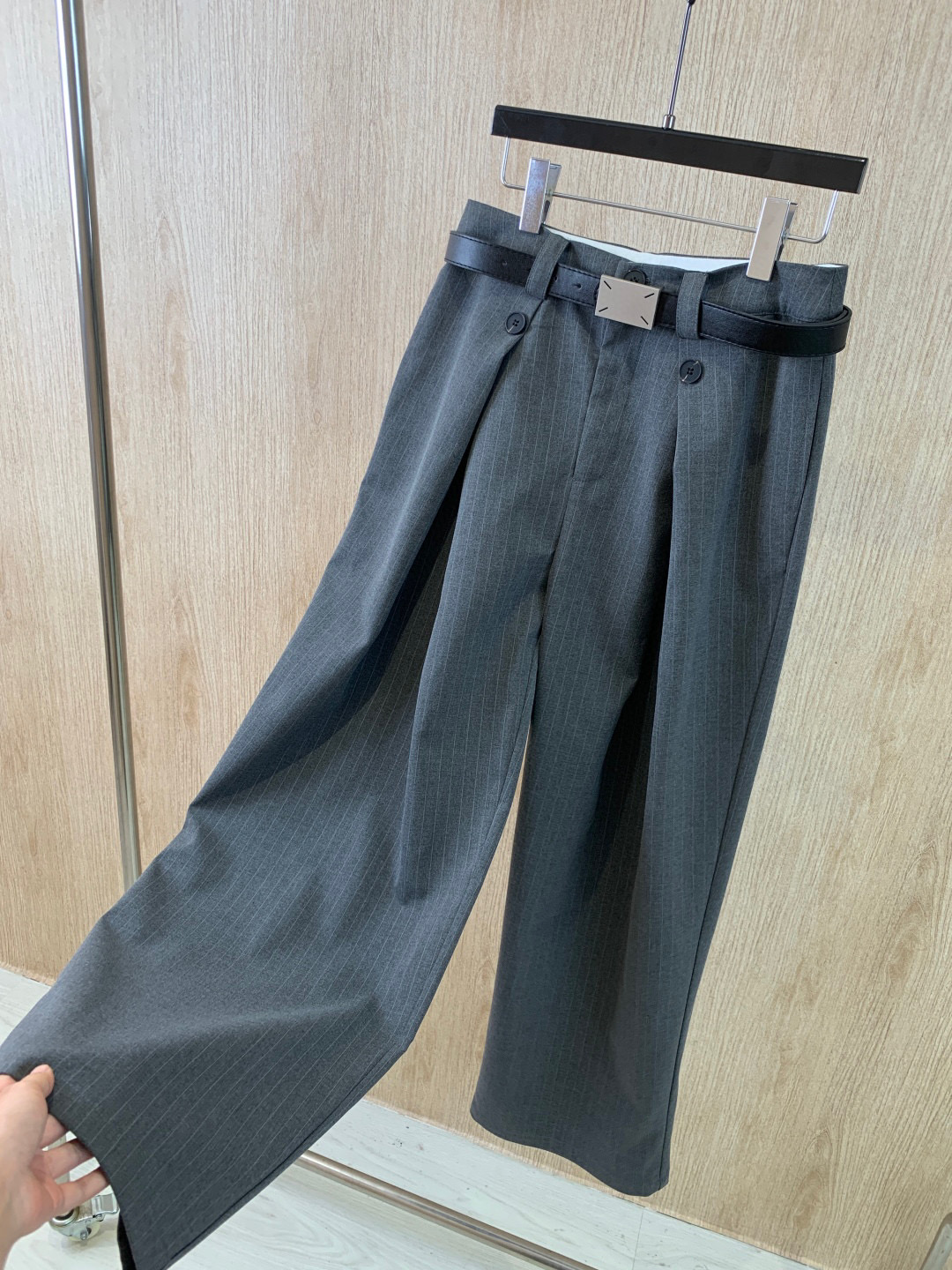 🛒𝐍𝐄𝐖 · 𝟐𝟎𝟐5/爆款现货原单品质 MM6｜纽扣斜跨休闲西裤高品质面料质感柔软细腻舒适气质百搭有型