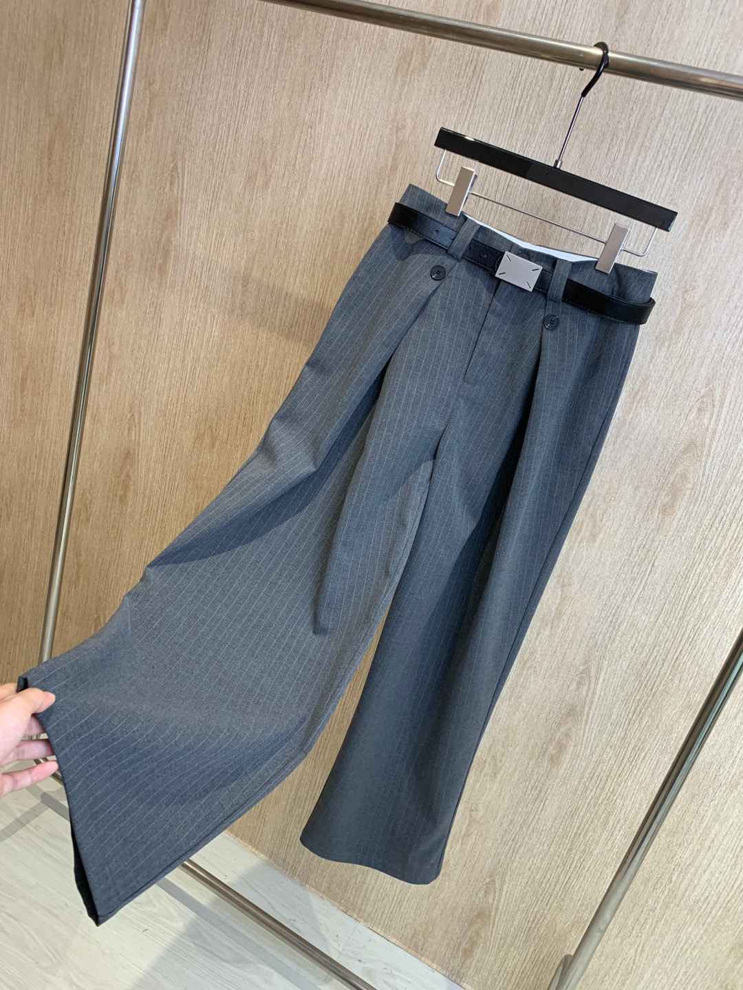 🛒𝐍𝐄𝐖 · 𝟐𝟎𝟐5/爆款现货原单品质 MM6｜纽扣斜跨休闲西裤高品质面料质感柔软细腻舒适气质百搭有型