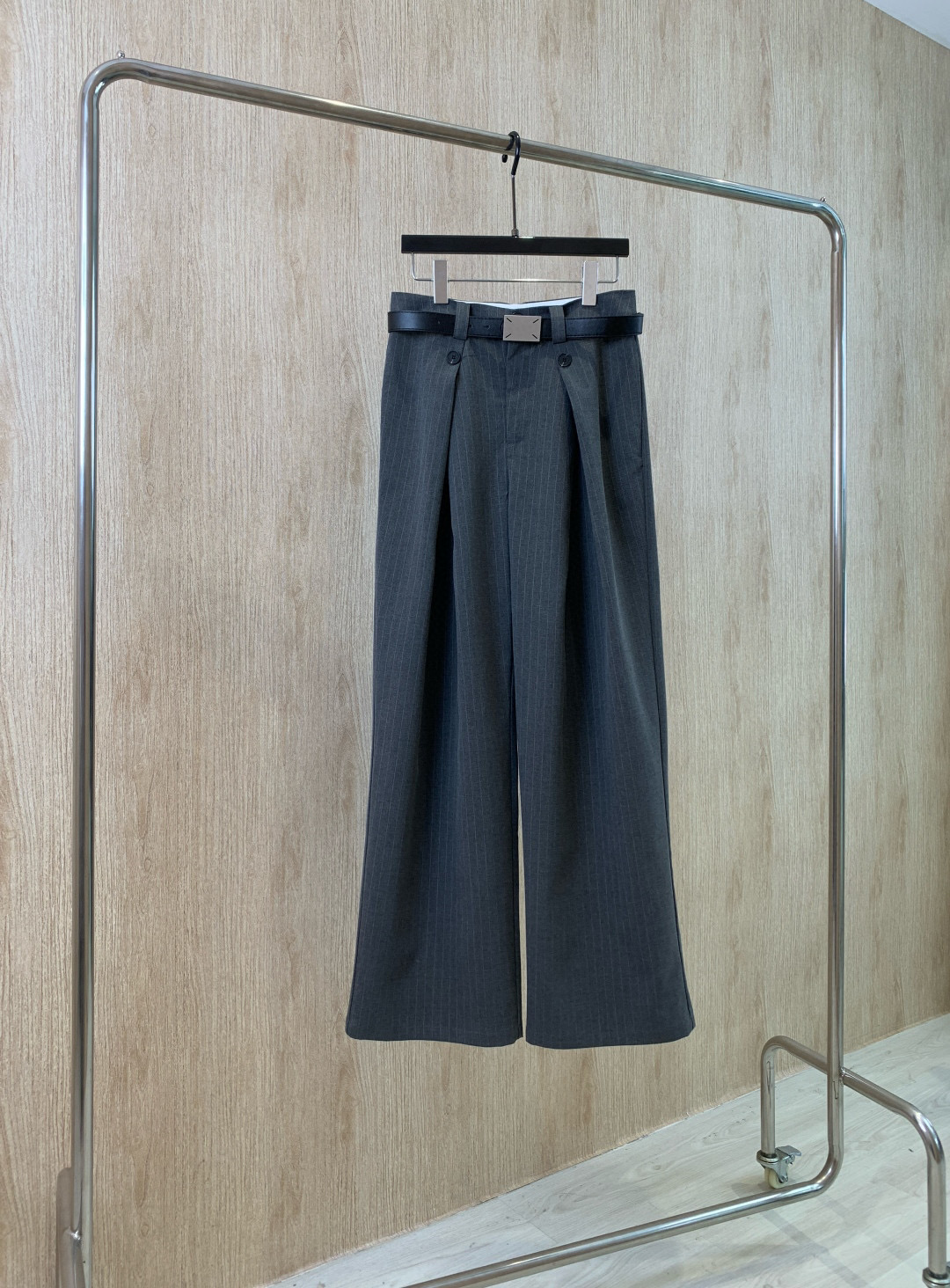 🛒𝐍𝐄𝐖 · 𝟐𝟎𝟐5/爆款现货原单品质 MM6｜纽扣斜跨休闲西裤高品质面料质感柔软细腻舒适气质百搭有型