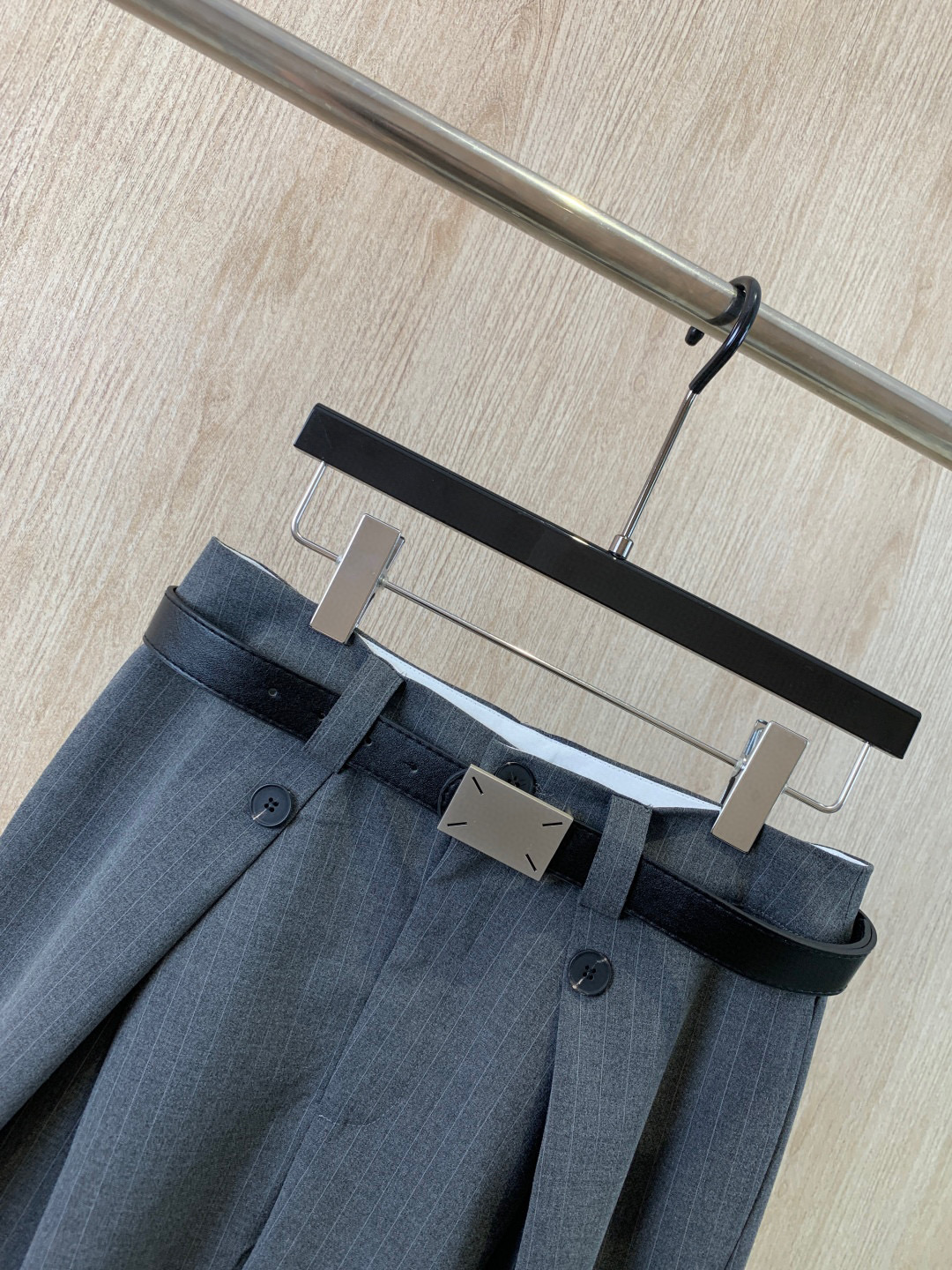 🛒𝐍𝐄𝐖 · 𝟐𝟎𝟐5/爆款现货原单品质 MM6｜纽扣斜跨休闲西裤高品质面料质感柔软细腻舒适气质百搭有型