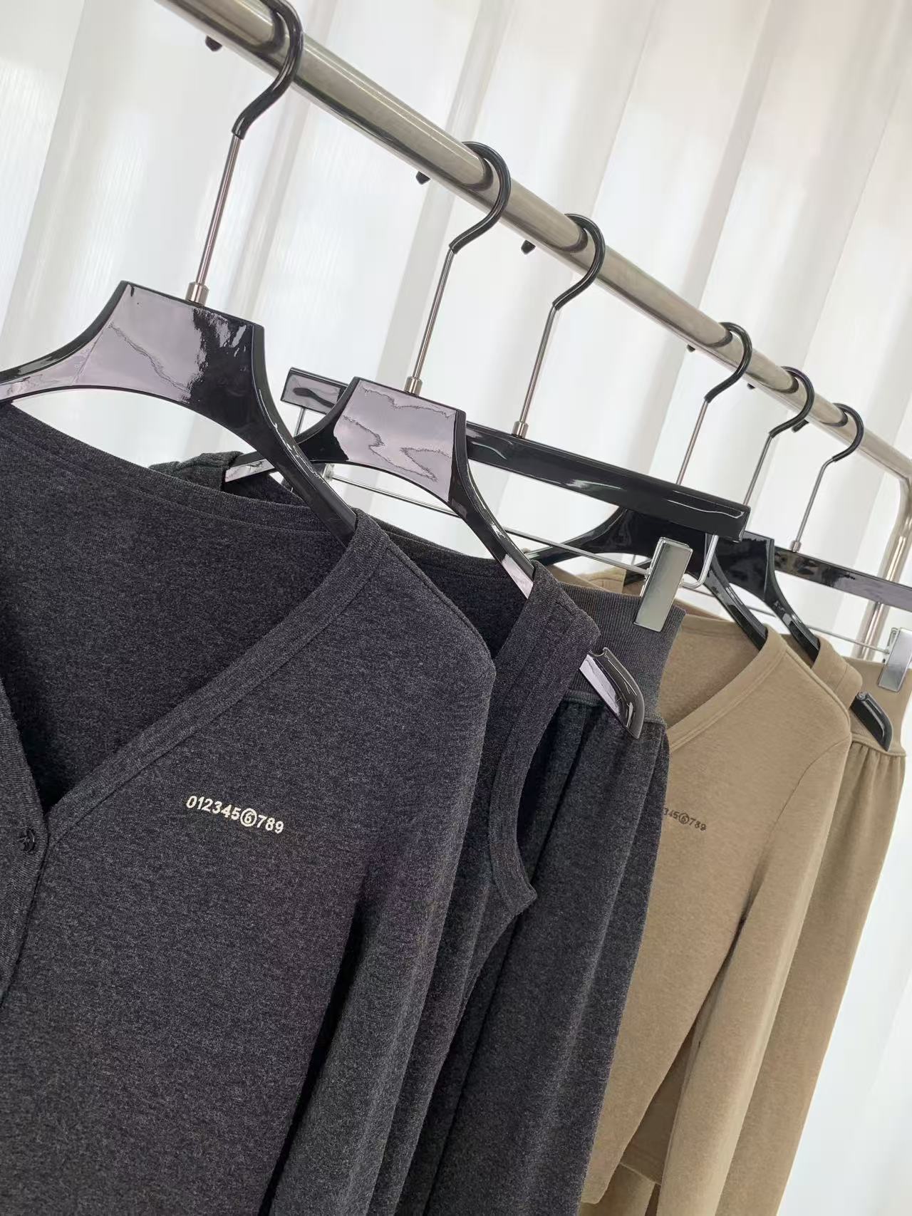 🛒𝐍𝐄𝐖 · 𝟐𝟎𝟐5/爆款现货原单品质 设计师*｜25新品套裙！订制高品质面料 三件套 搭配长半裙极简