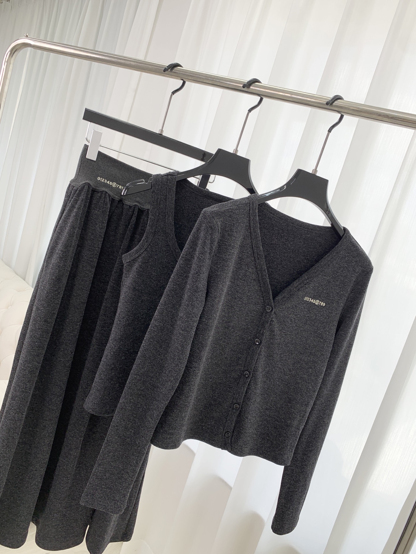 🛒𝐍𝐄𝐖 · 𝟐𝟎𝟐5/爆款现货原单品质 设计师*｜25新品套裙！订制高品质面料 三件套 搭配长半裙极简