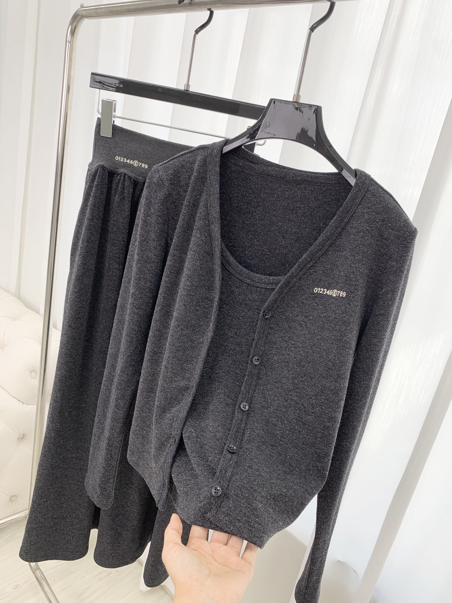 🛒𝐍𝐄𝐖 · 𝟐𝟎𝟐5/爆款现货原单品质 设计师*｜25新品套裙！订制高品质面料 三件套 搭配长半裙极简