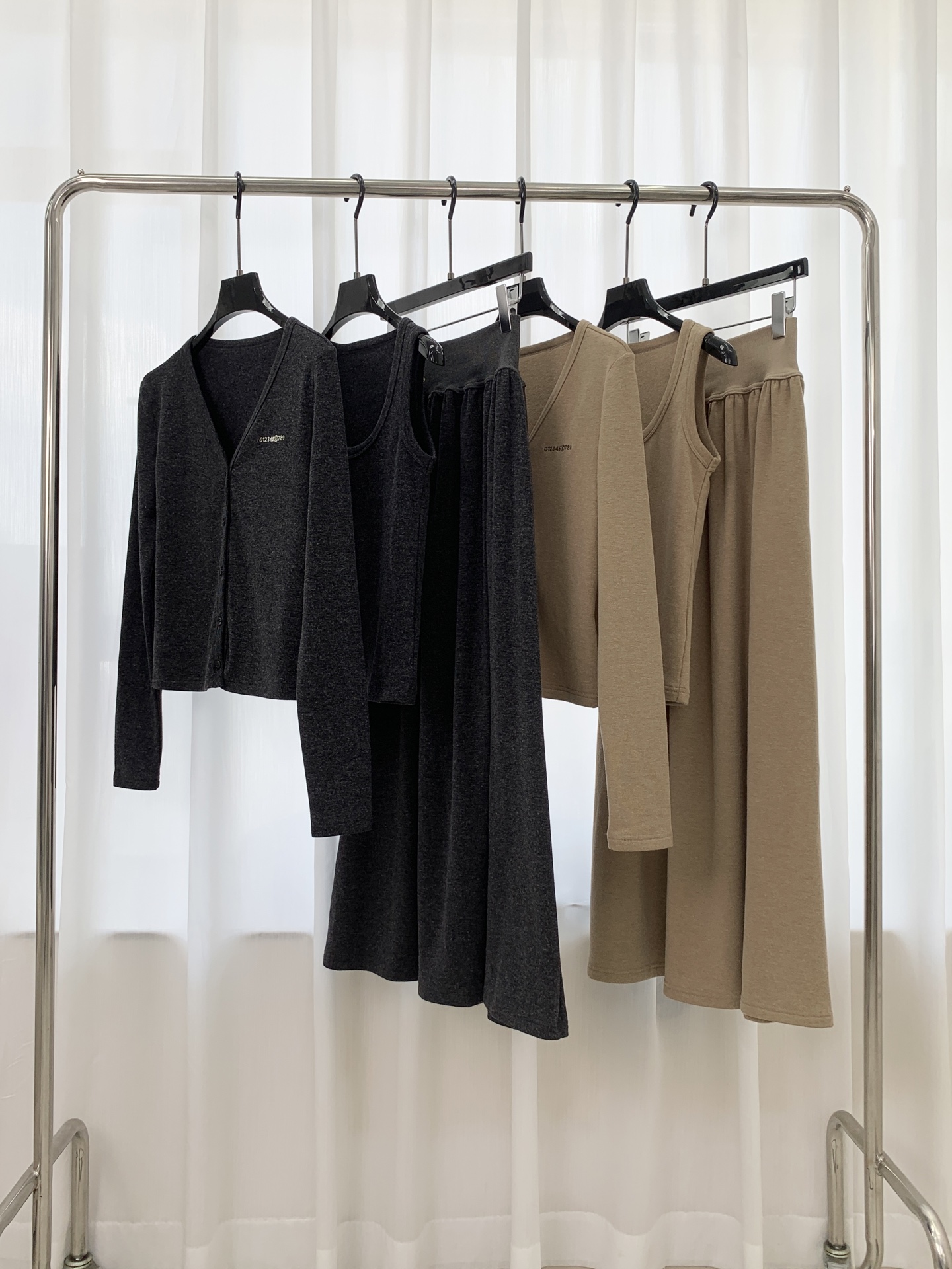 🛒𝐍𝐄𝐖 · 𝟐𝟎𝟐5/爆款现货原单品质 设计师*｜25新品套裙！订制高品质面料 三件套 搭配长半裙极简