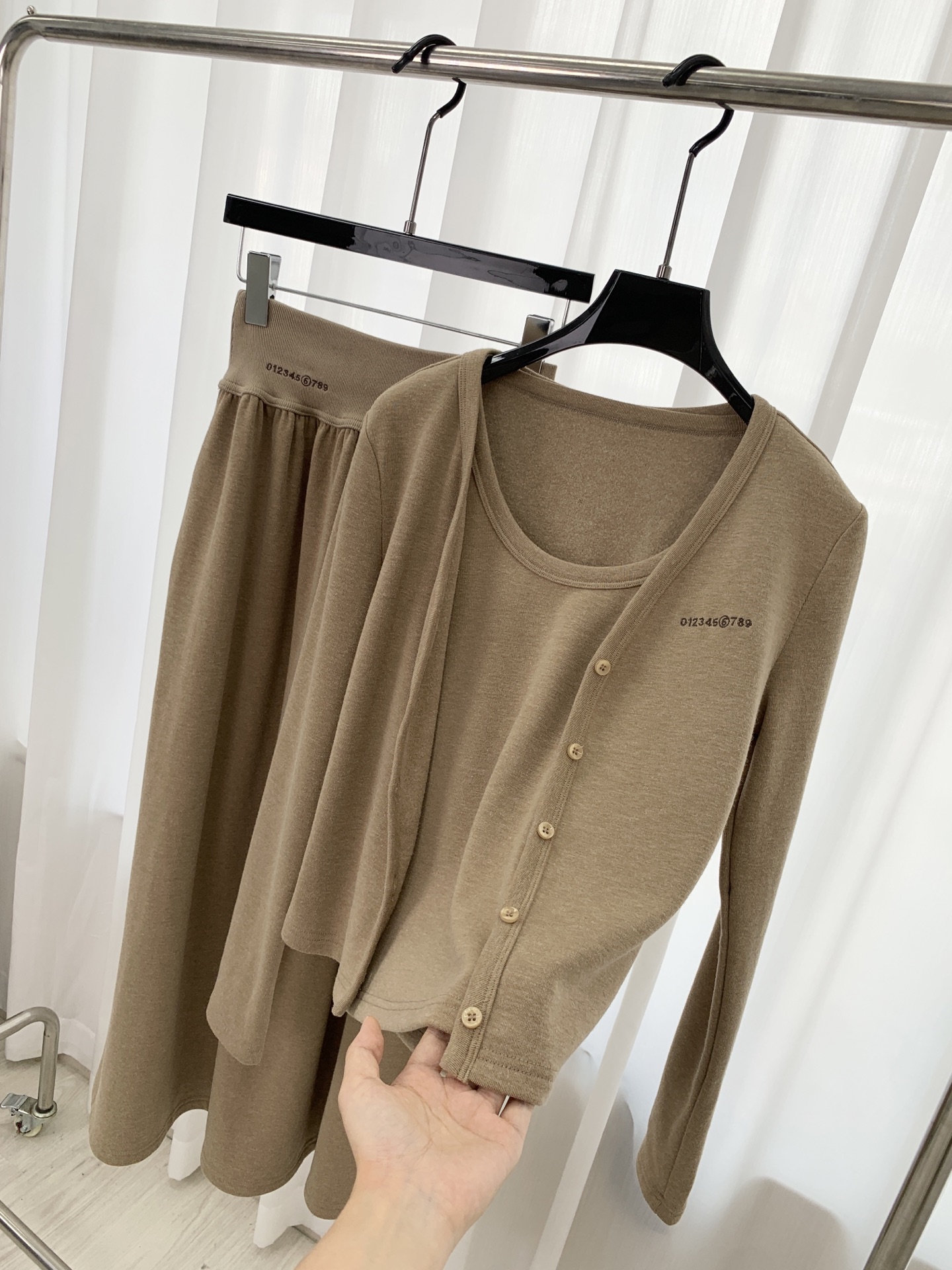 🛒𝐍𝐄𝐖 · 𝟐𝟎𝟐5/爆款现货原单品质 设计师*｜25新品套裙！订制高品质面料 三件套 搭配长半裙极简