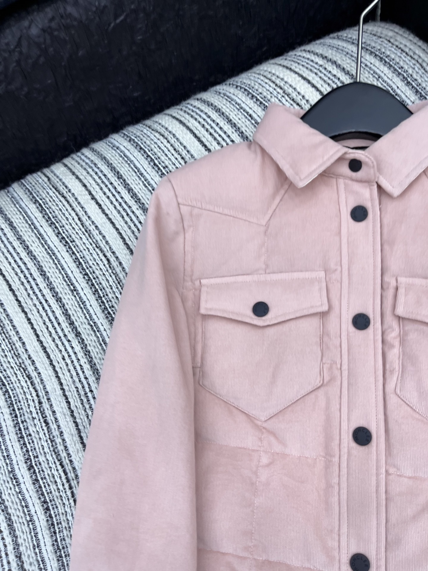 🛒𝐍𝐄𝐖 · 𝟐𝟎𝟐5/爆款现货【原版定制】Mon*|灯芯绒羽绒服外套高订面料 奶呼呼定染色系低调奢华,