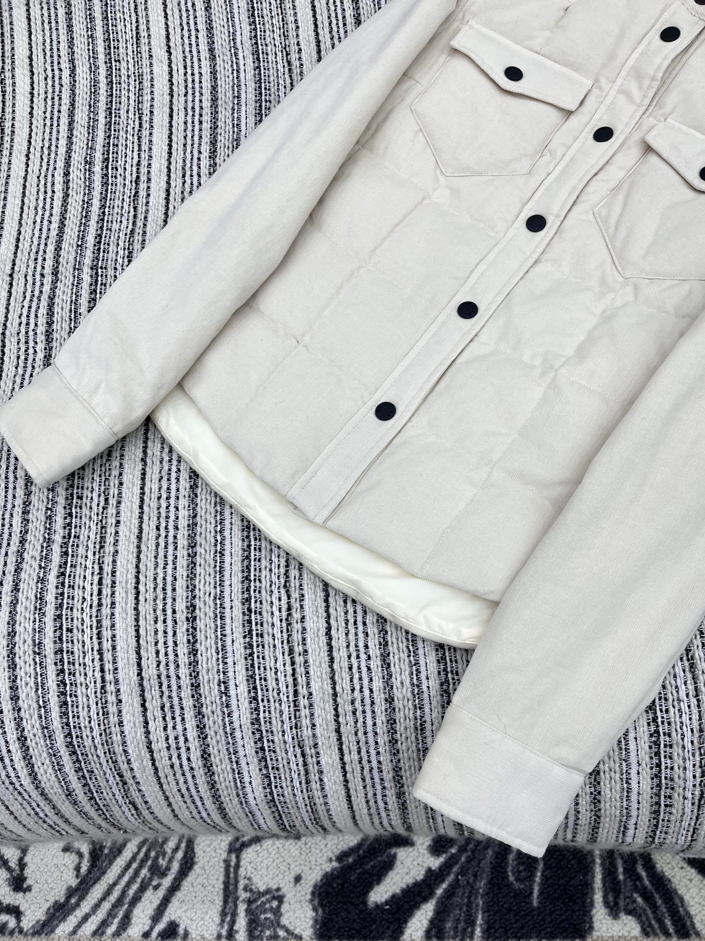 🛒𝐍𝐄𝐖 · 𝟐𝟎𝟐5/爆款现货【原版定制】Mon*|灯芯绒羽绒服外套高订面料 奶呼呼定染色系低调奢华,