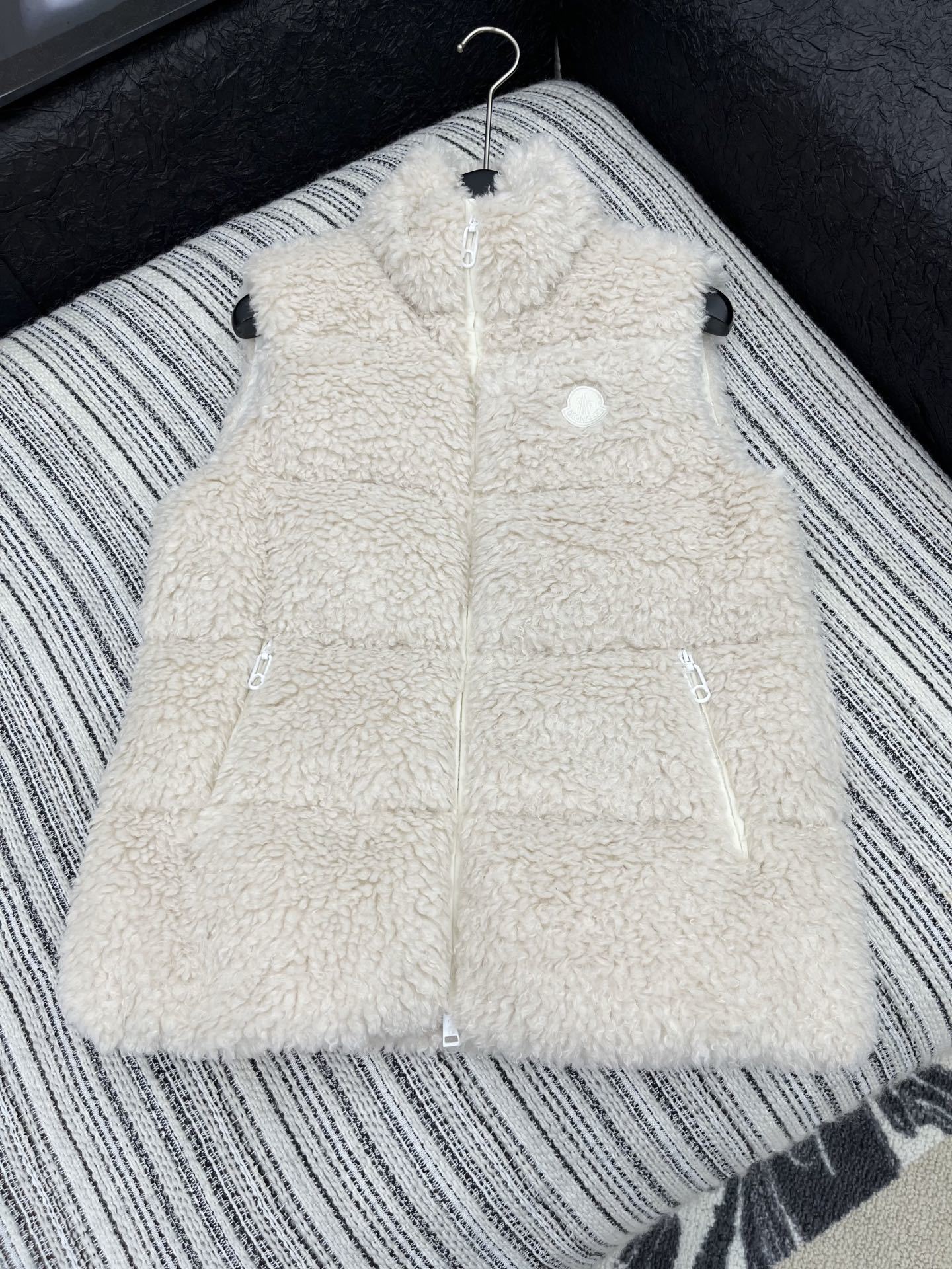 🛒𝐍𝐄𝐖 · 𝟐𝟎𝟐5/爆款现货【原版定制】Mon*|25秋冬立领羊羔毛羽绒服马甲外套极简主义设计高级又