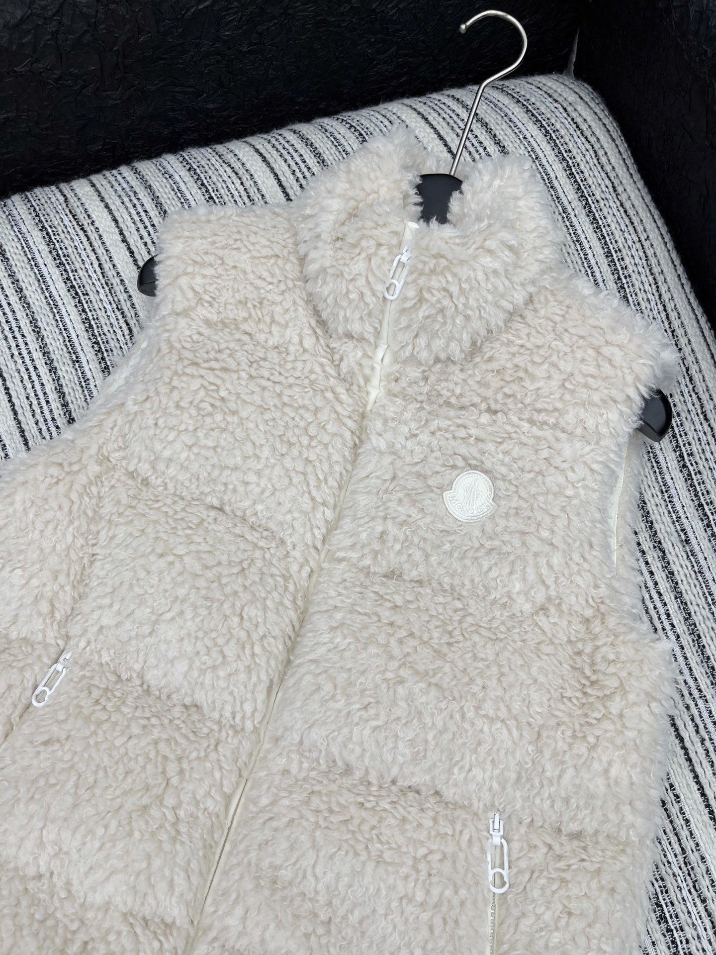 🛒𝐍𝐄𝐖 · 𝟐𝟎𝟐5/爆款现货【原版定制】Mon*|25秋冬立领羊羔毛羽绒服马甲外套极简主义设计高级又
