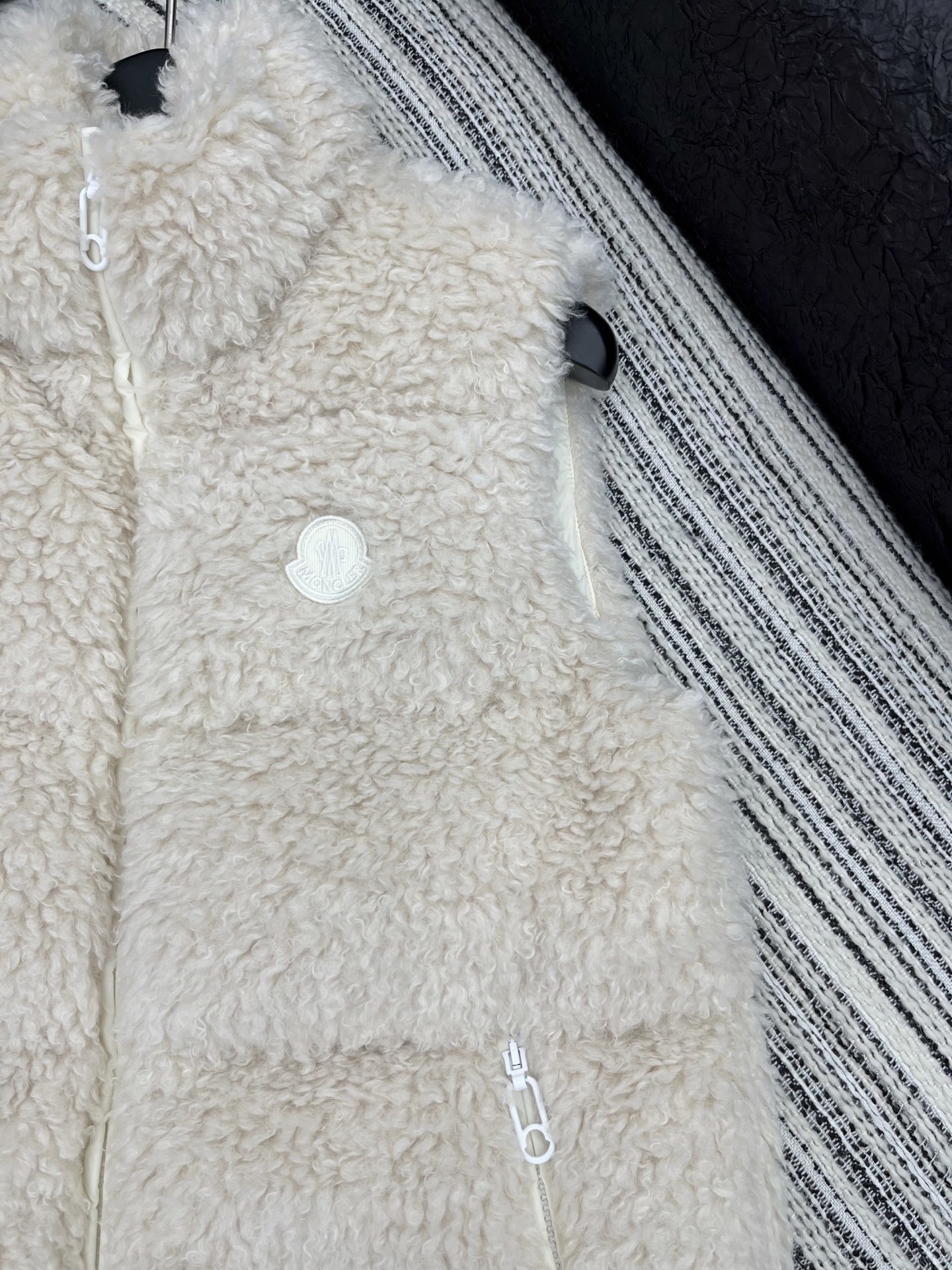 🛒𝐍𝐄𝐖 · 𝟐𝟎𝟐5/爆款现货【原版定制】Mon*|25秋冬立领羊羔毛羽绒服马甲外套极简主义设计高级又