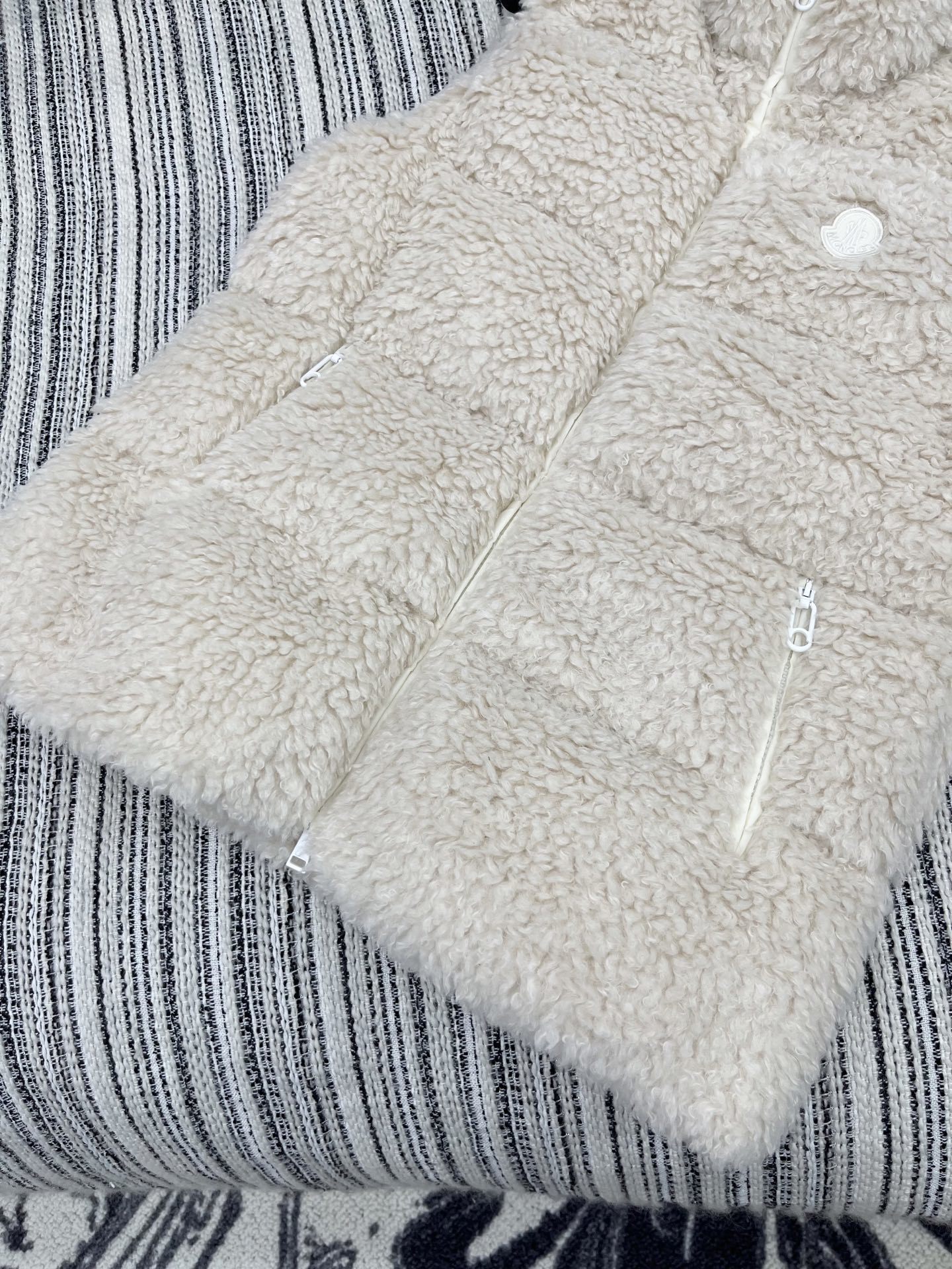 🛒𝐍𝐄𝐖 · 𝟐𝟎𝟐5/爆款现货【原版定制】Mon*|25秋冬立领羊羔毛羽绒服马甲外套极简主义设计高级又