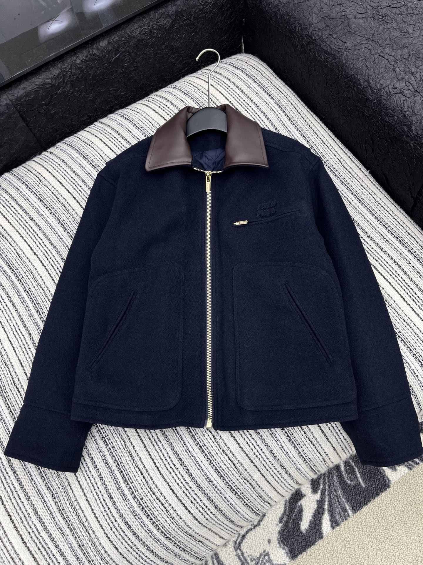 🛒𝐍𝐄𝐖 · 𝟐𝟎𝟐5/爆款现货原单品质 Miu Mi *｜25秋冬新品羊毛呢棉服外套撞色皮质翻领，定制
