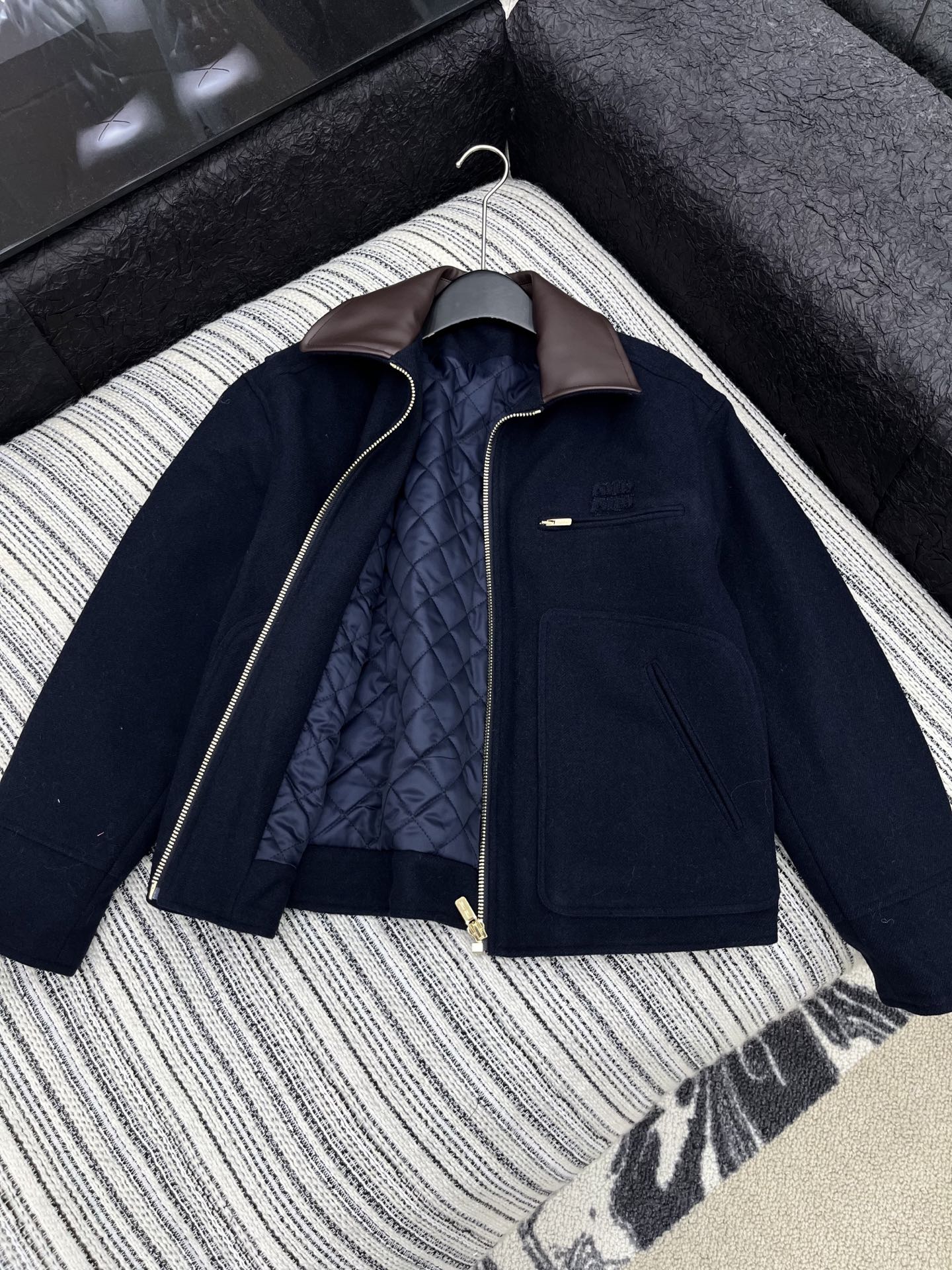 🛒𝐍𝐄𝐖 · 𝟐𝟎𝟐5/爆款现货原单品质 Miu Mi *｜25秋冬新品羊毛呢棉服外套撞色皮质翻领，定制