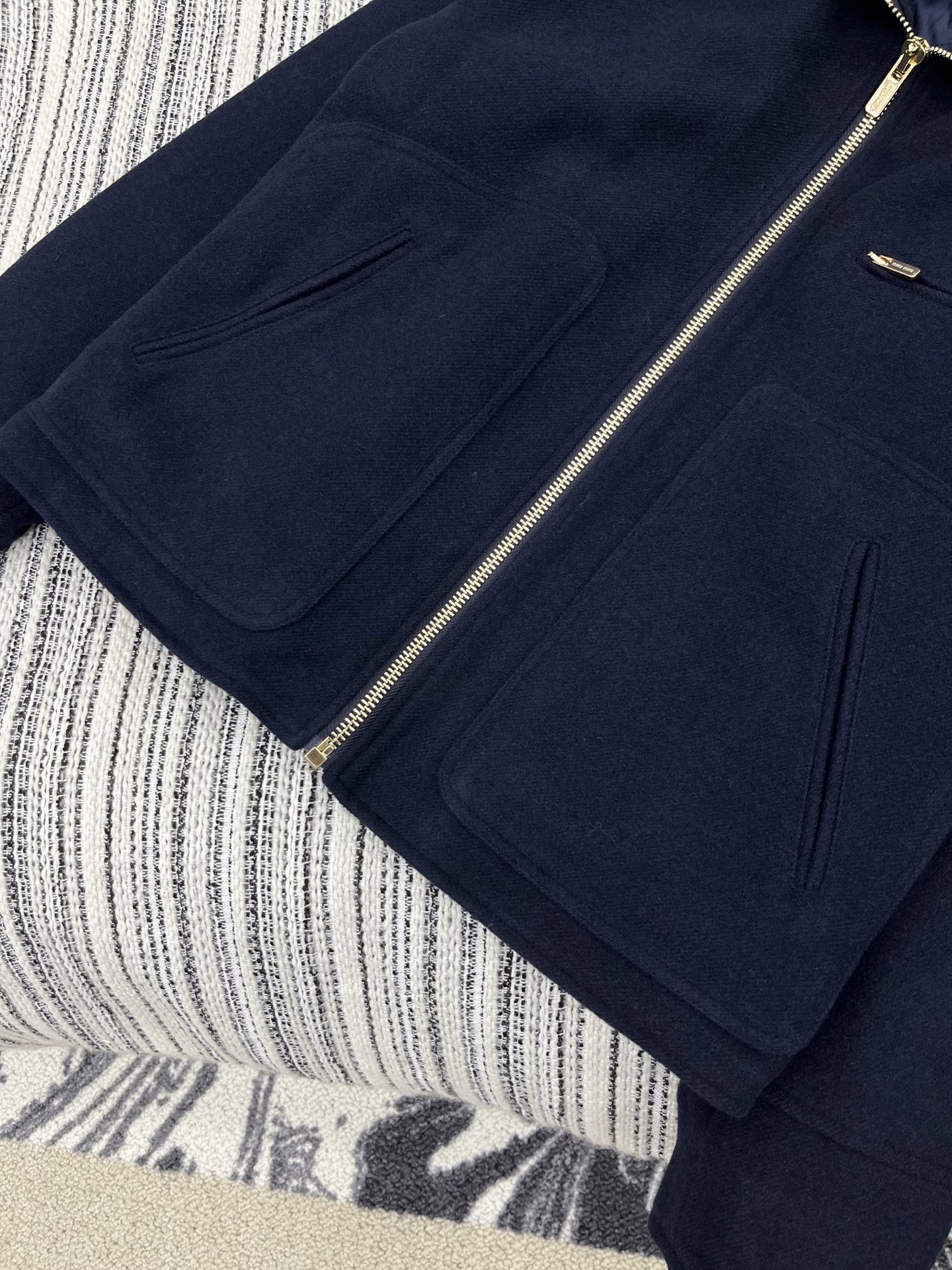 🛒𝐍𝐄𝐖 · 𝟐𝟎𝟐5/爆款现货原单品质 Miu Mi *｜25秋冬新品羊毛呢棉服外套撞色皮质翻领，定制