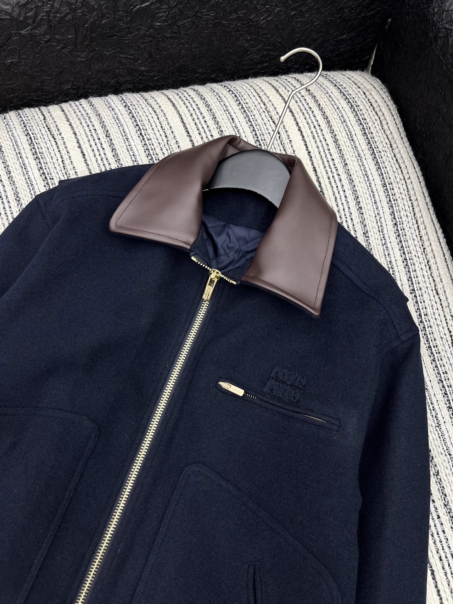 🛒𝐍𝐄𝐖 · 𝟐𝟎𝟐5/爆款现货原单品质 Miu Mi *｜25秋冬新品羊毛呢棉服外套撞色皮质翻领，定制